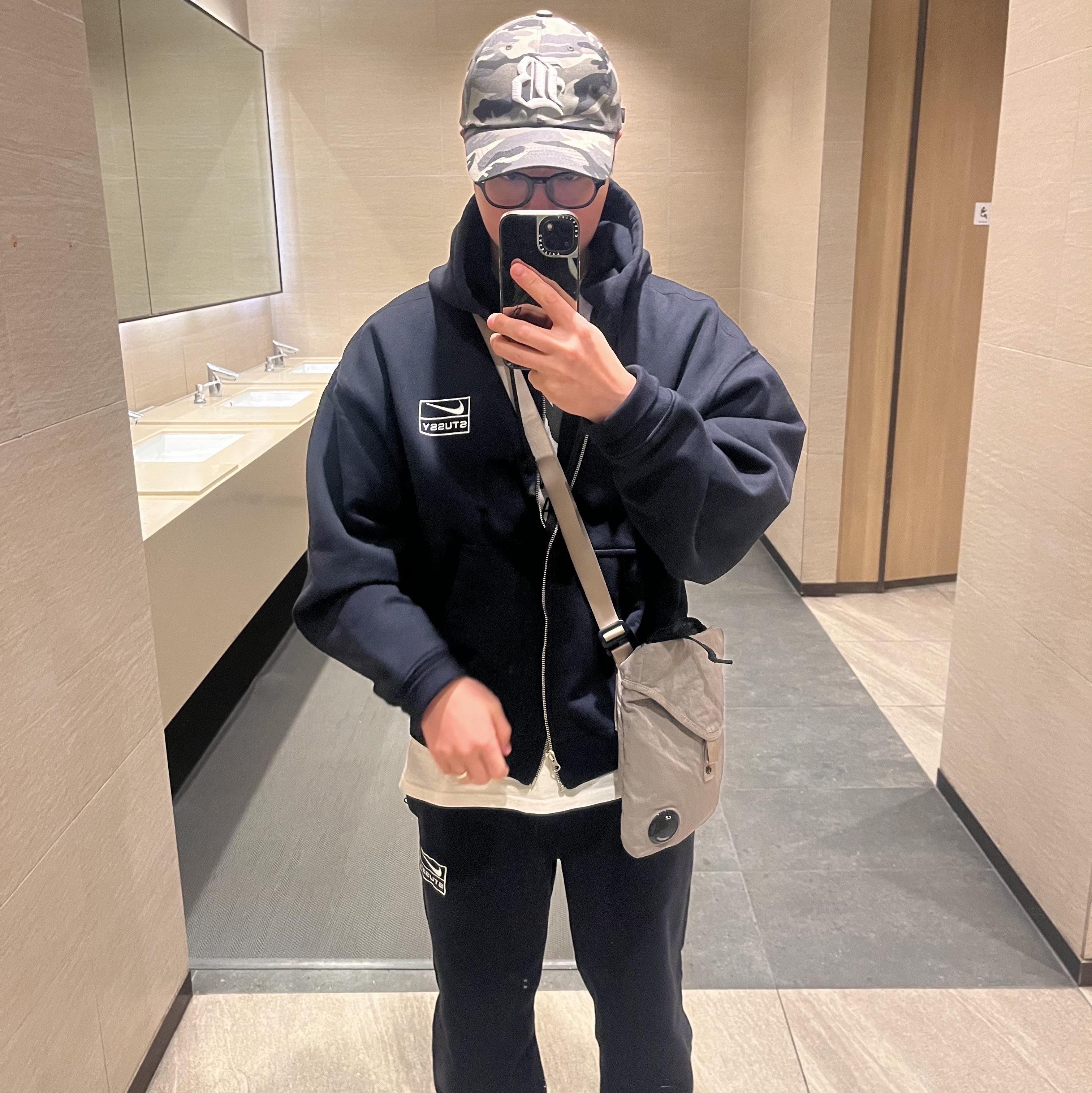 BORN TO WIN Heritage B Ball Cap Camo, Nike x Stussy Full Zip Washed Fleece Hoodie Black (FJ9175-010) 착용 스타일