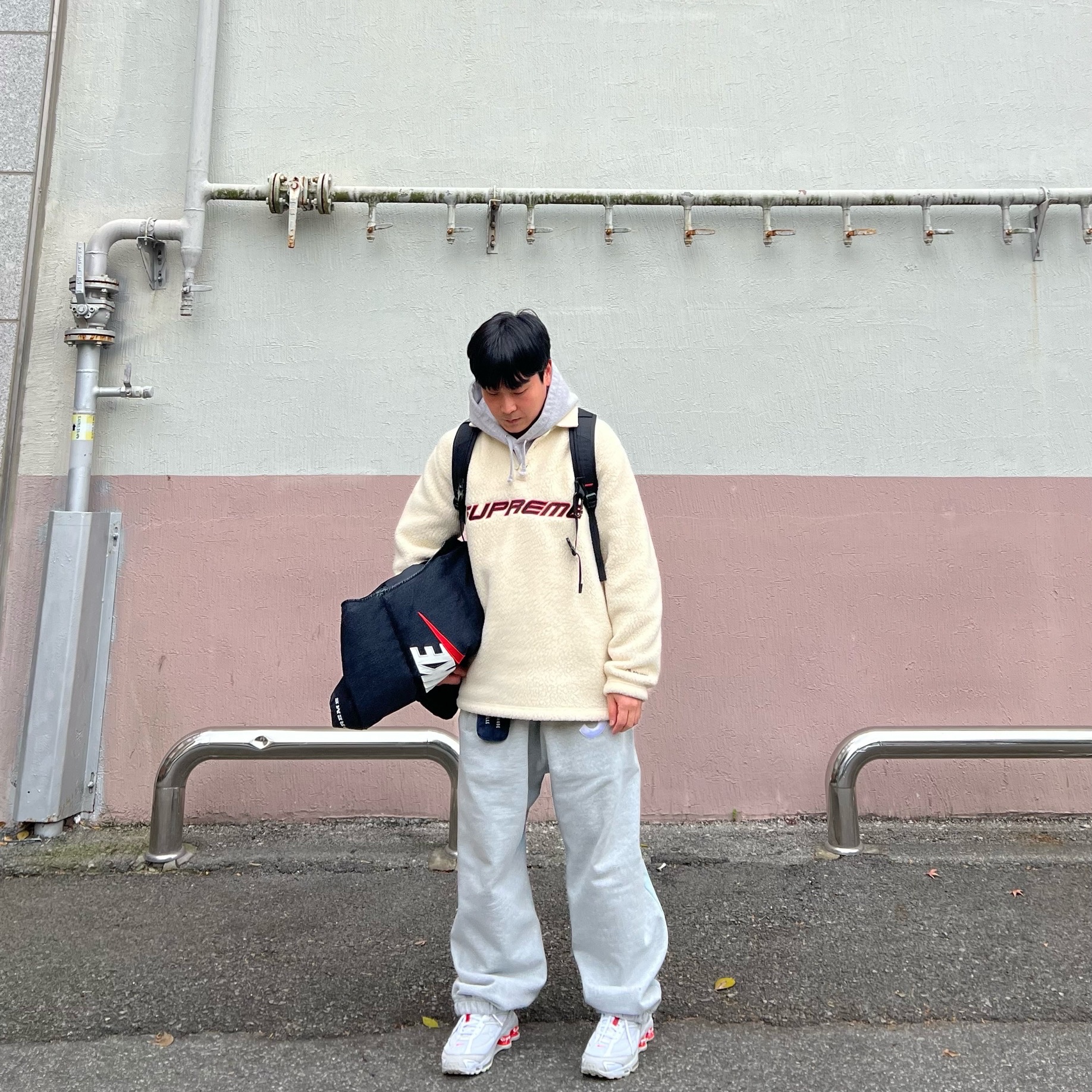 Supreme Polartec L/S Polo Natural - 22FW, Supreme Inside Out Box Logo Hooded Sweatshirt Heather Grey - 23SS 착용 스타일 - 1