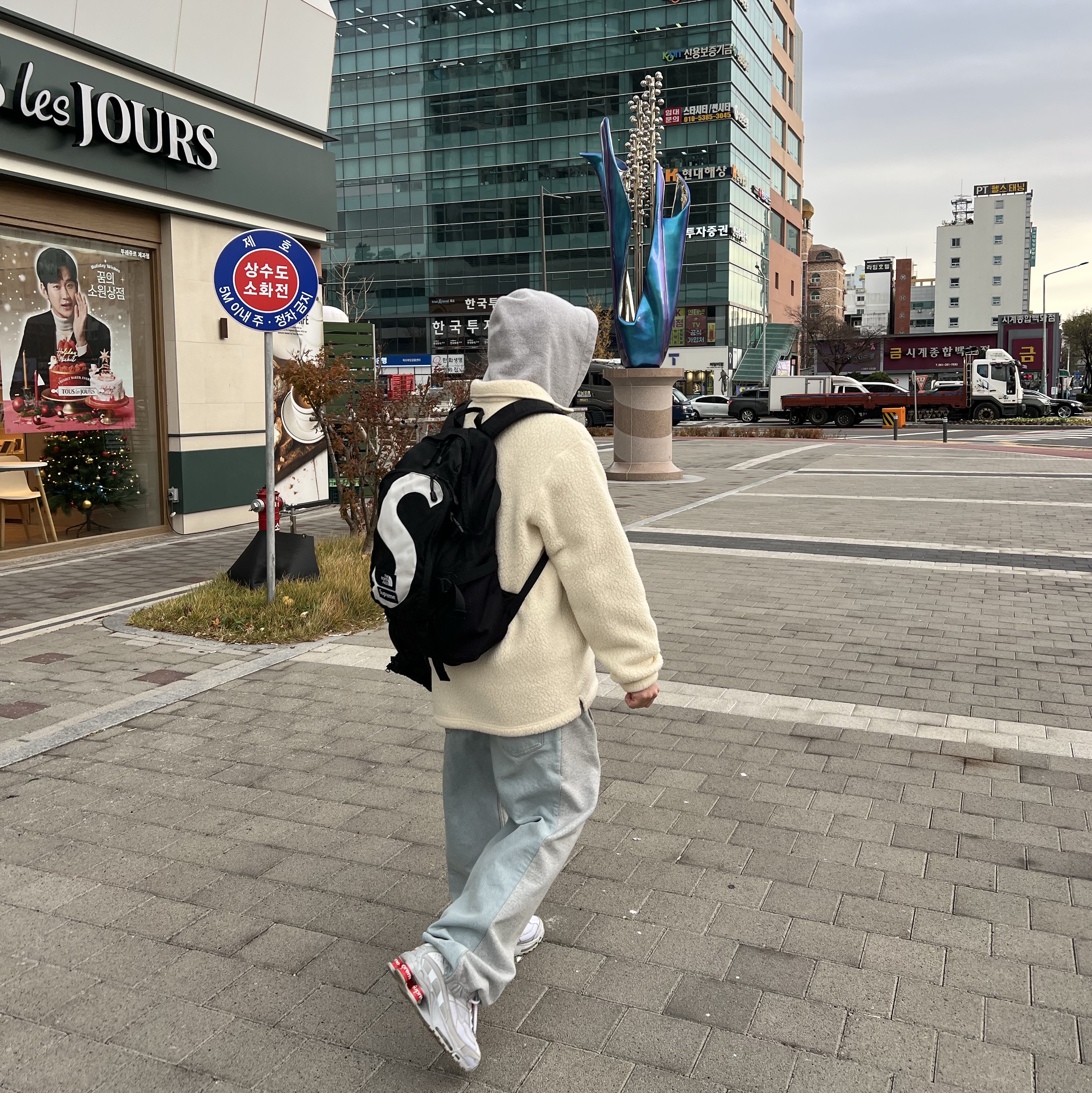 Supreme Polartec L/S Polo Natural - 22FW, Supreme Inside Out Box Logo Hooded Sweatshirt Heather Grey - 23SS 착용 스타일 - 3