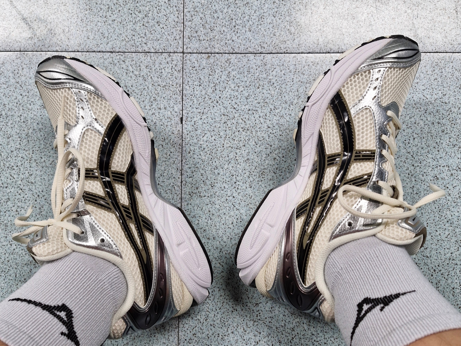 Asics Gel-Kayano 14 Cream Black 착용 스타일