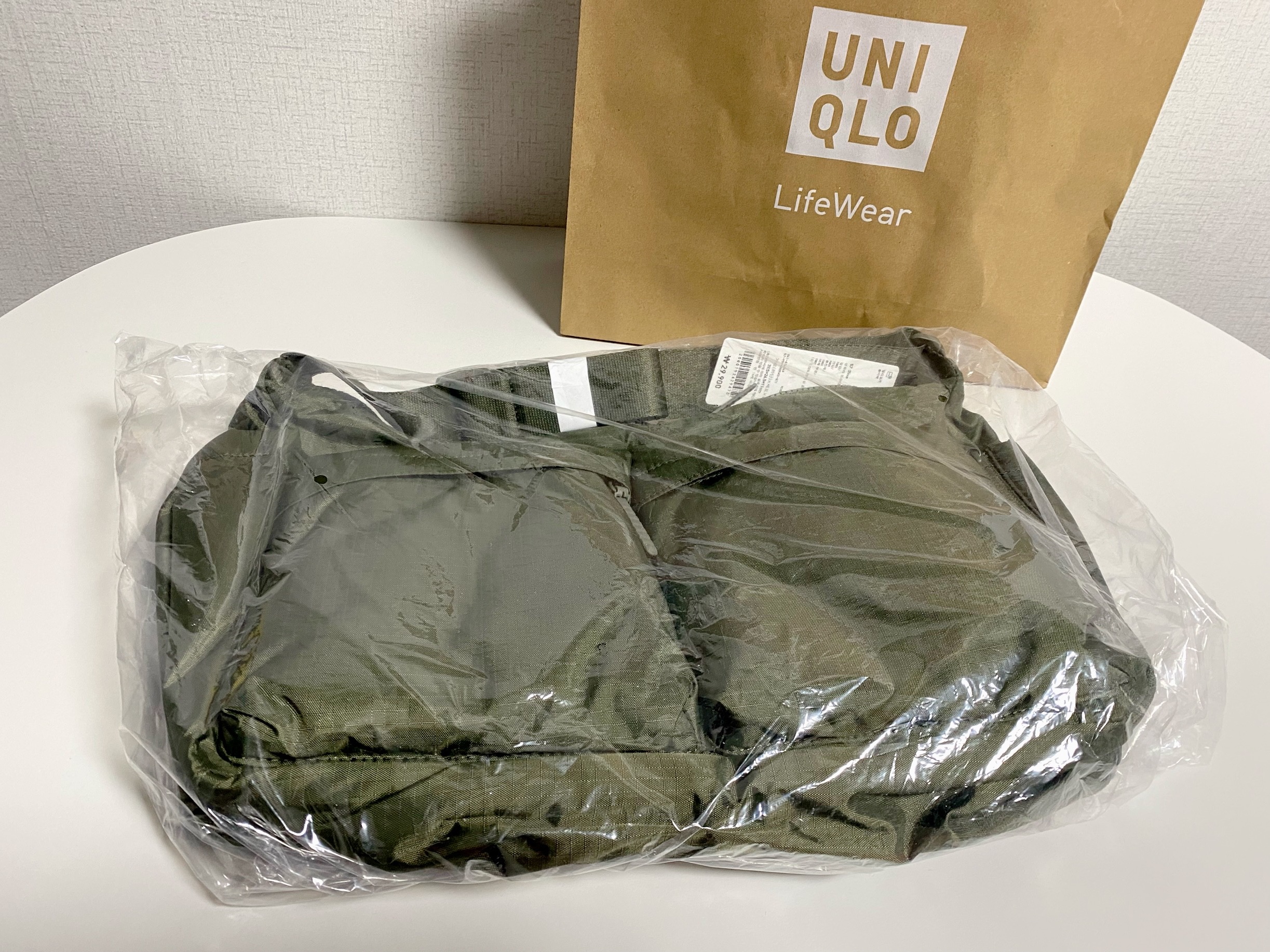 Uniqlo Multi Pocket Shoulder Bag Olive 착용 스타일