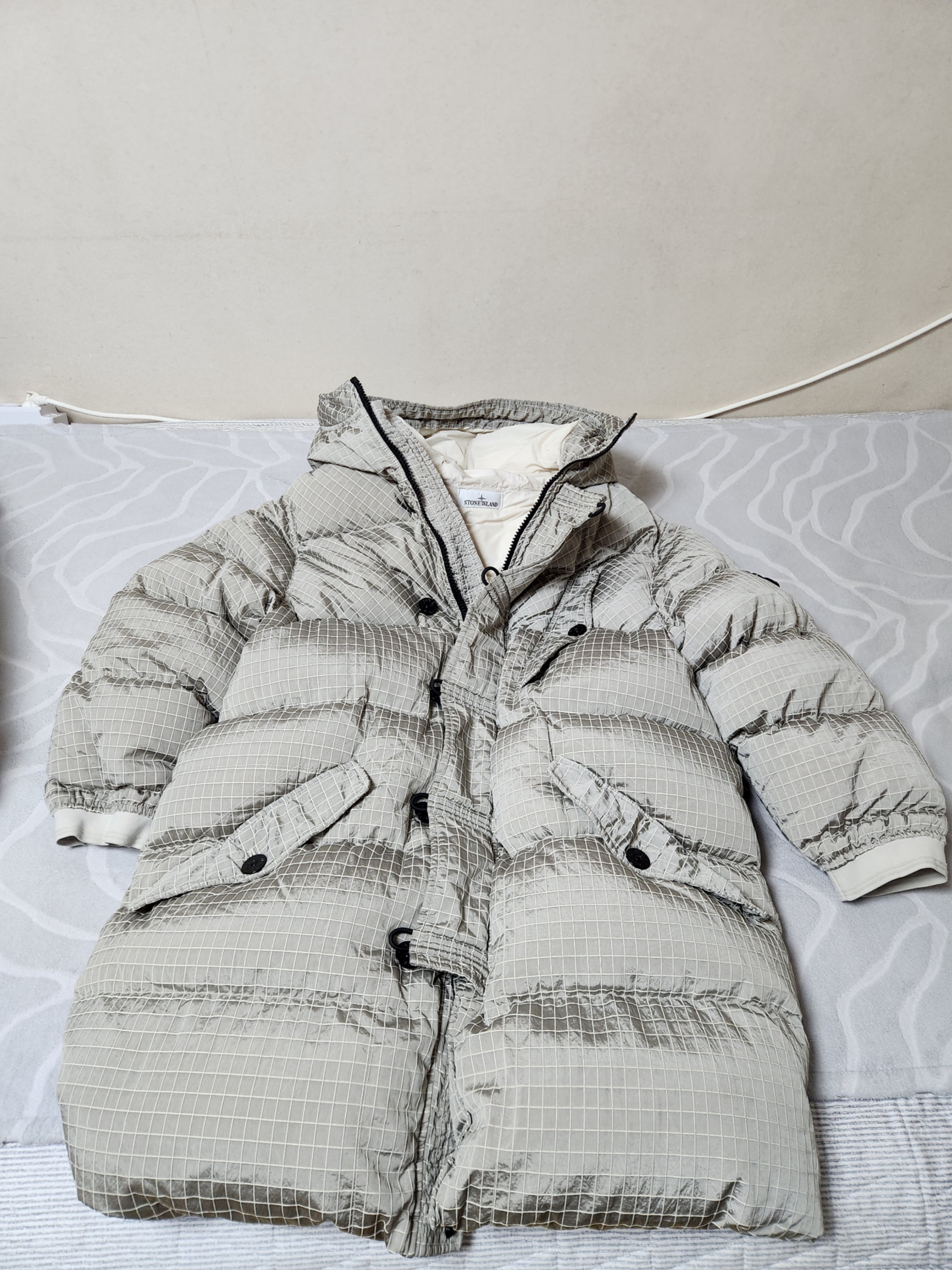 Stone Island 71432 Macro Ripstop Nylon Metal in Econyl Regenerated Nylon Down-TC Long Jacket Stucco - 23FW 착용 스타일 - 2
