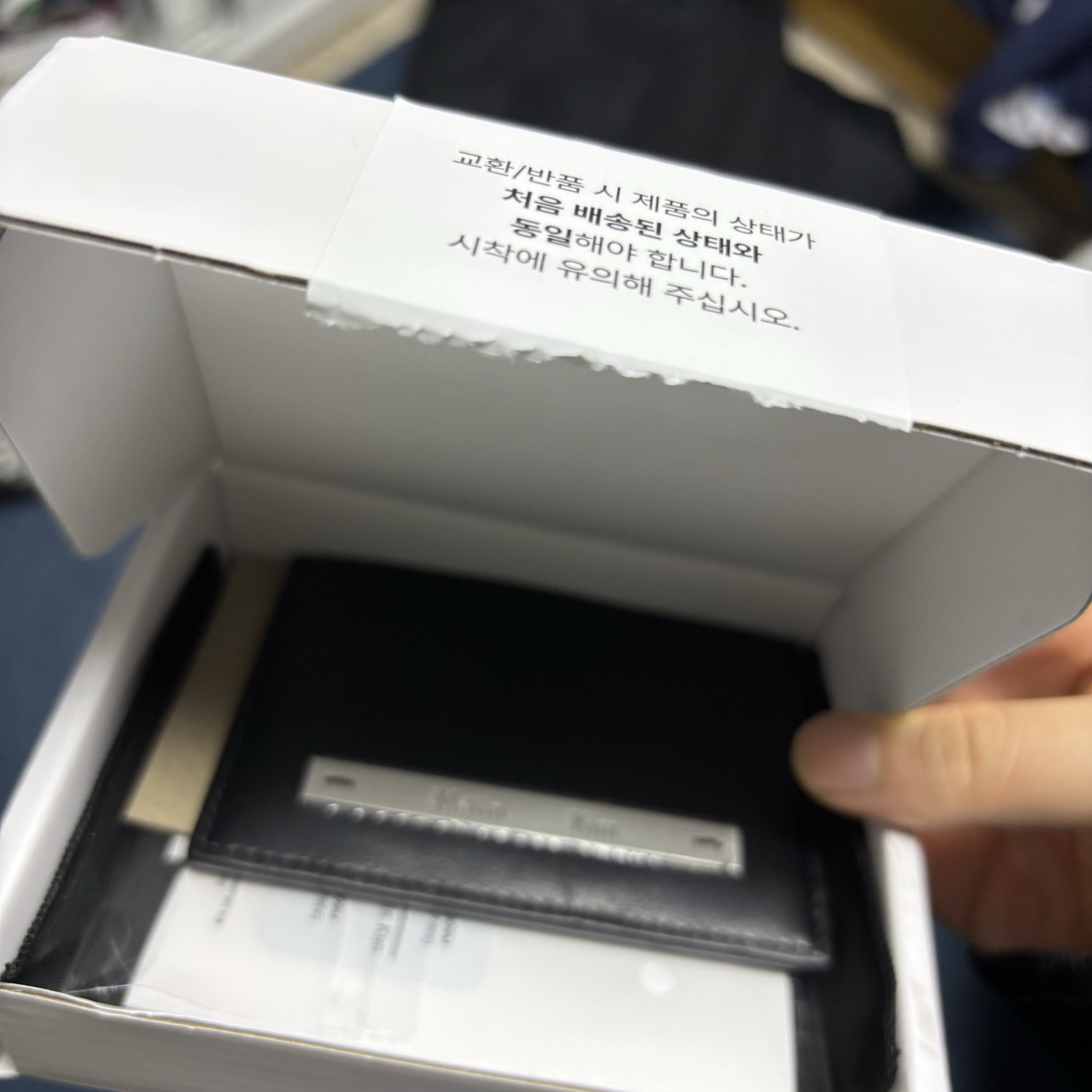 Matin Kim Vintage Card Wallet Black 착용 스타일