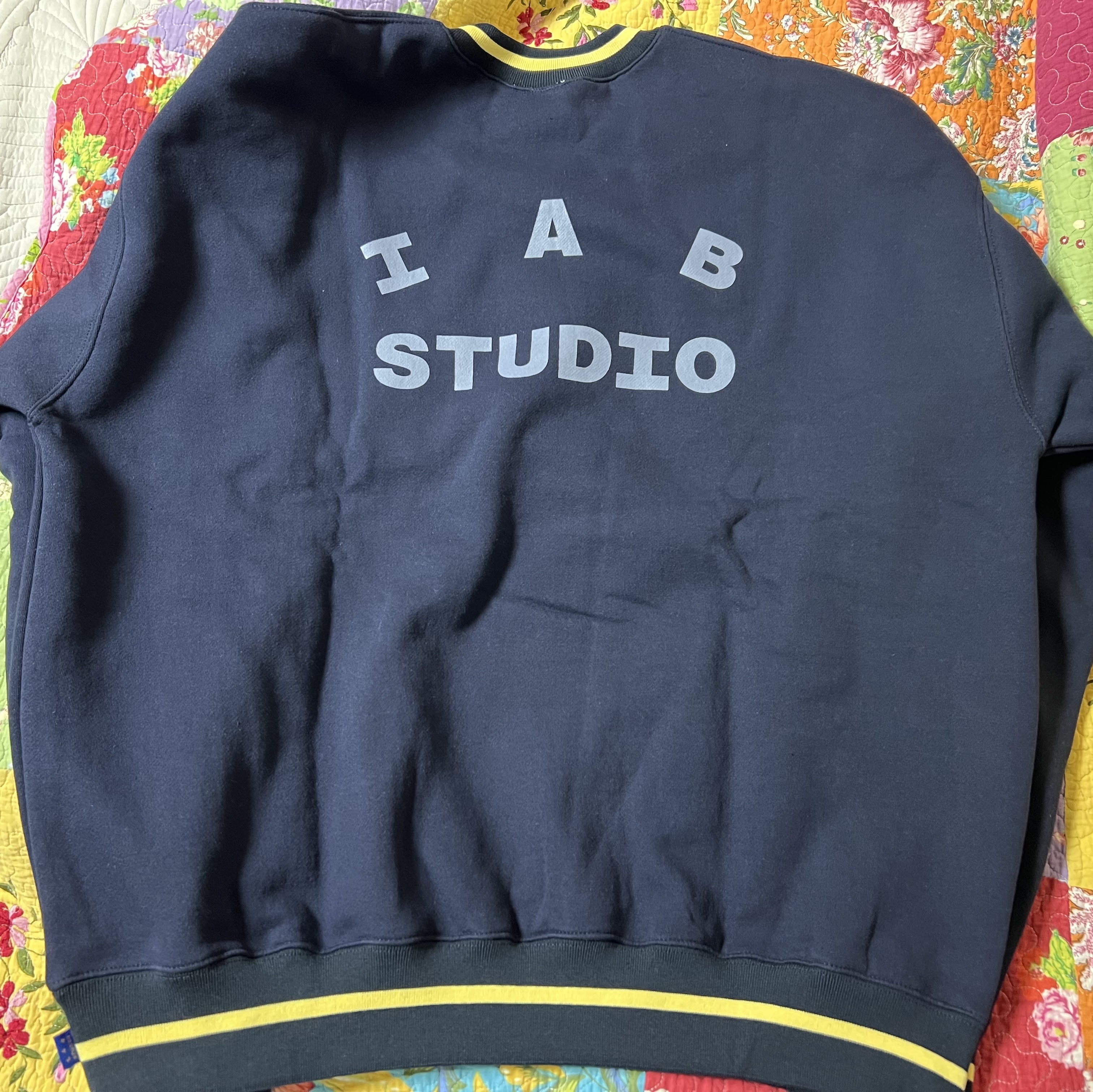 IAB Studio x Arcane Piltover Sweatshirt Navy Dove Blue 착용 스타일 - 2
