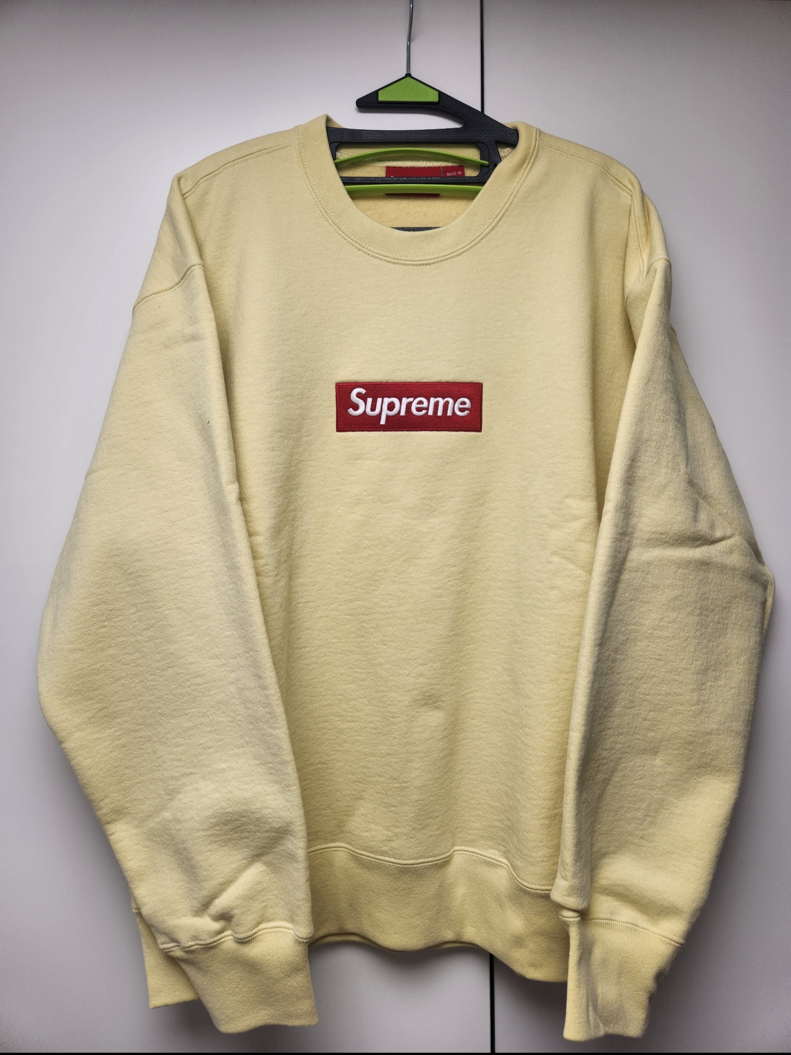Supreme Box Logo Crewneck Pale Yellow - 22FW 착용 스타일