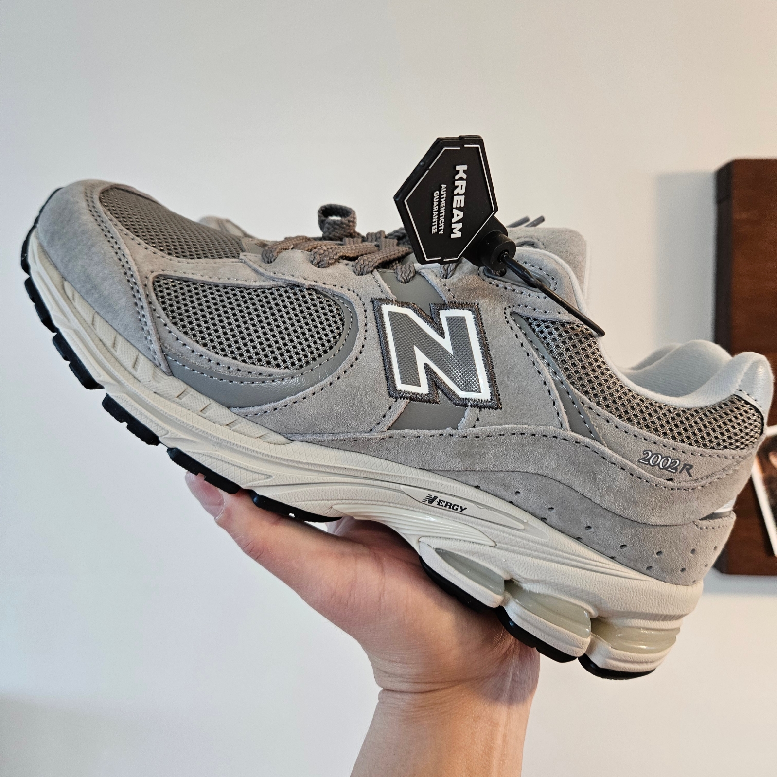 New Balance 2002R Grey 착용 스타일