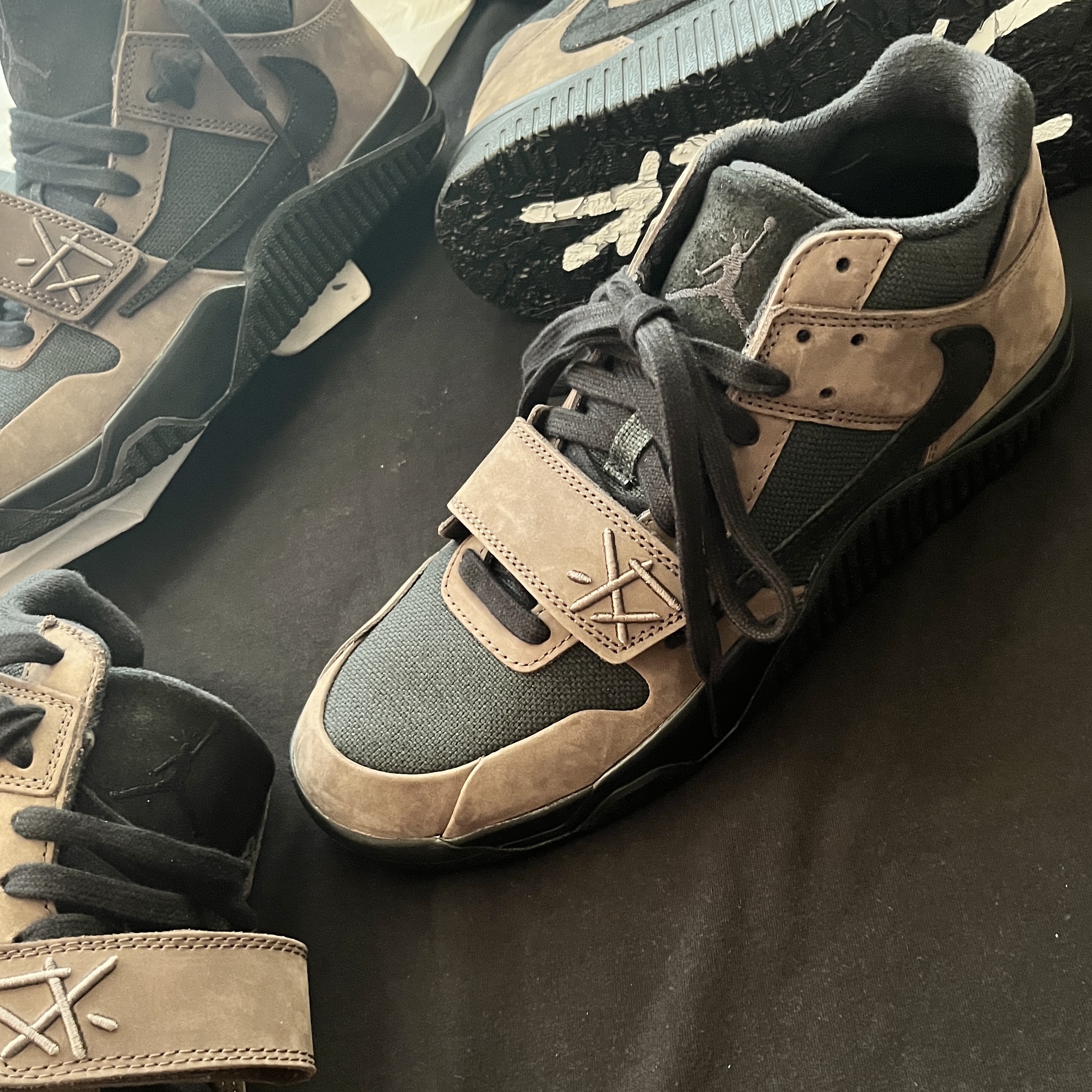 Jordan 1 x Travis Scott Retro Low OG SP Reverse Olive, Jordan x Travis Scott Jumpman Jack TR Black and Dark Mocha 착용 스타일 - 5