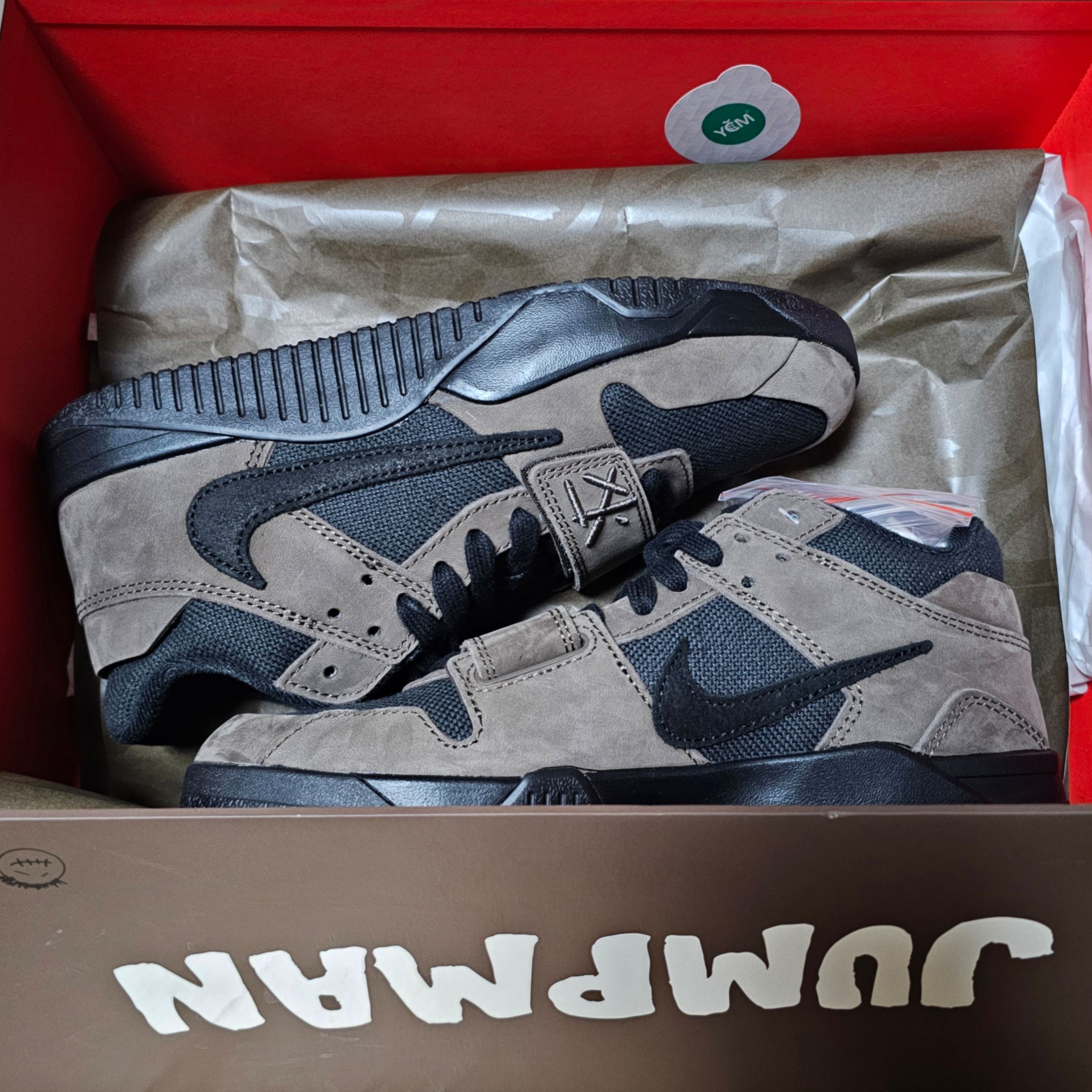 Jordan x Travis Scott Jumpman Jack TR Black and Dark Mocha 착용 스타일 - 2