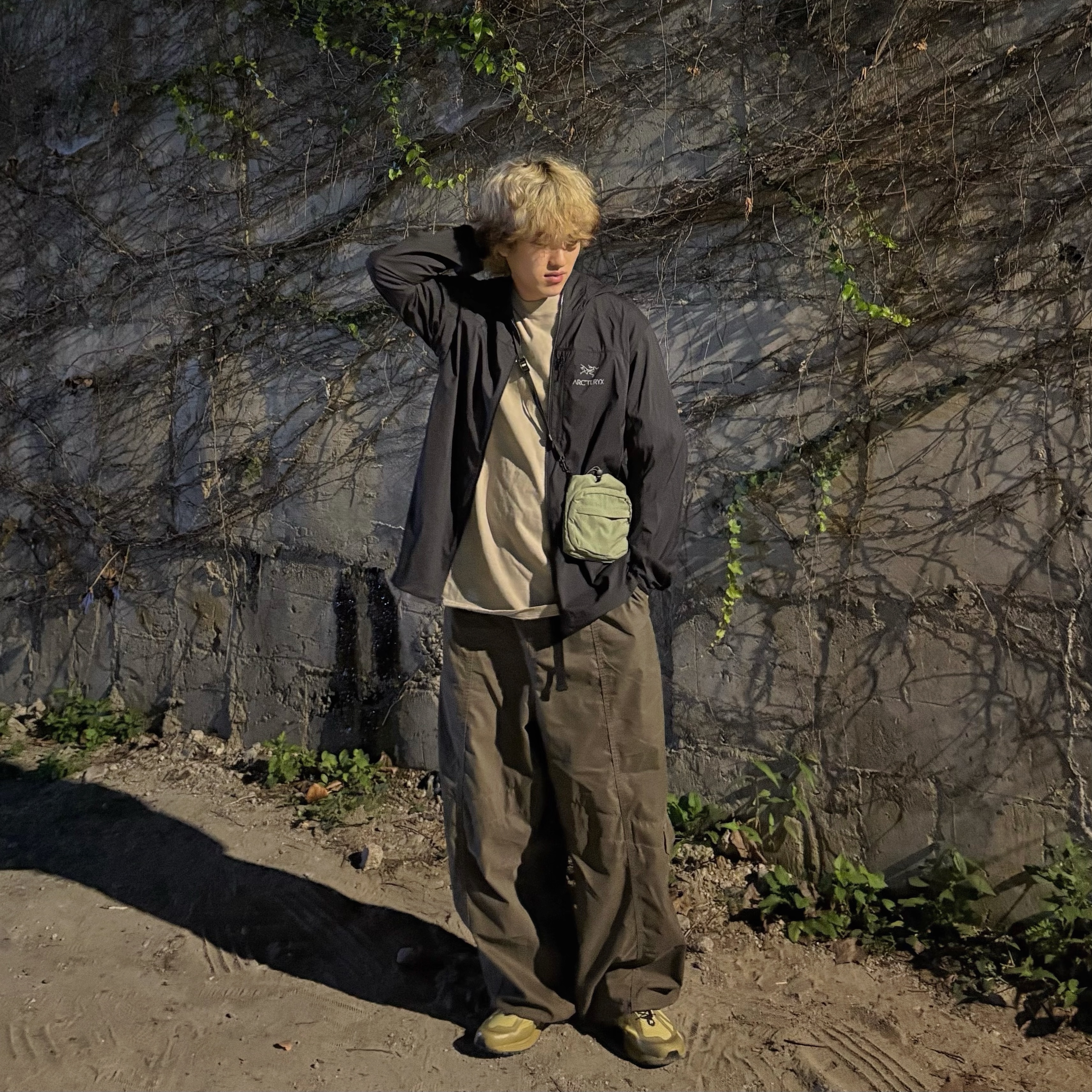 Arc'teryx Squamish Hoody Black, New Balance x Cayl 1906R Yellow 착용 스타일 - 2
