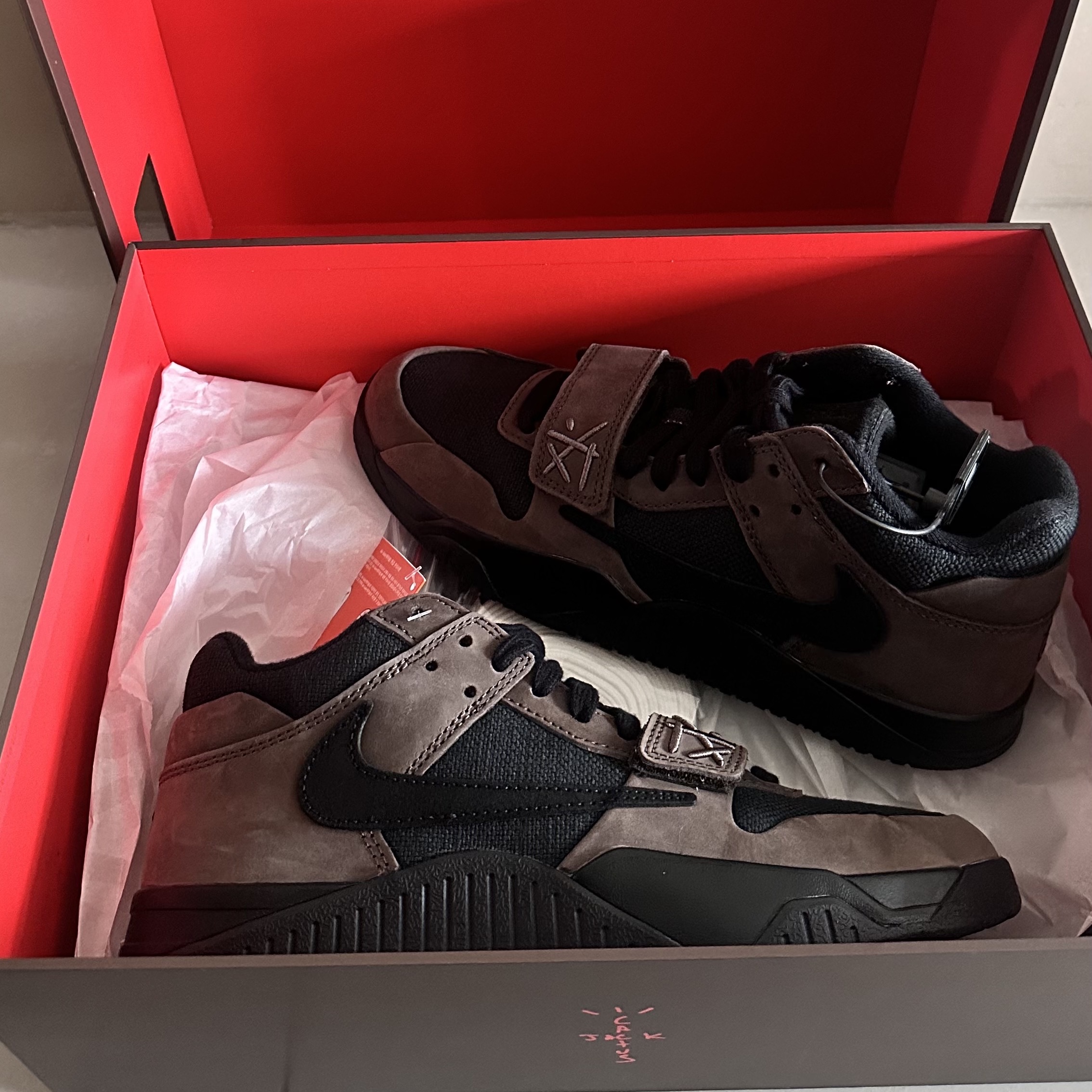 Jordan x Travis Scott Jumpman Jack TR Black and Dark Mocha 착용 스타일