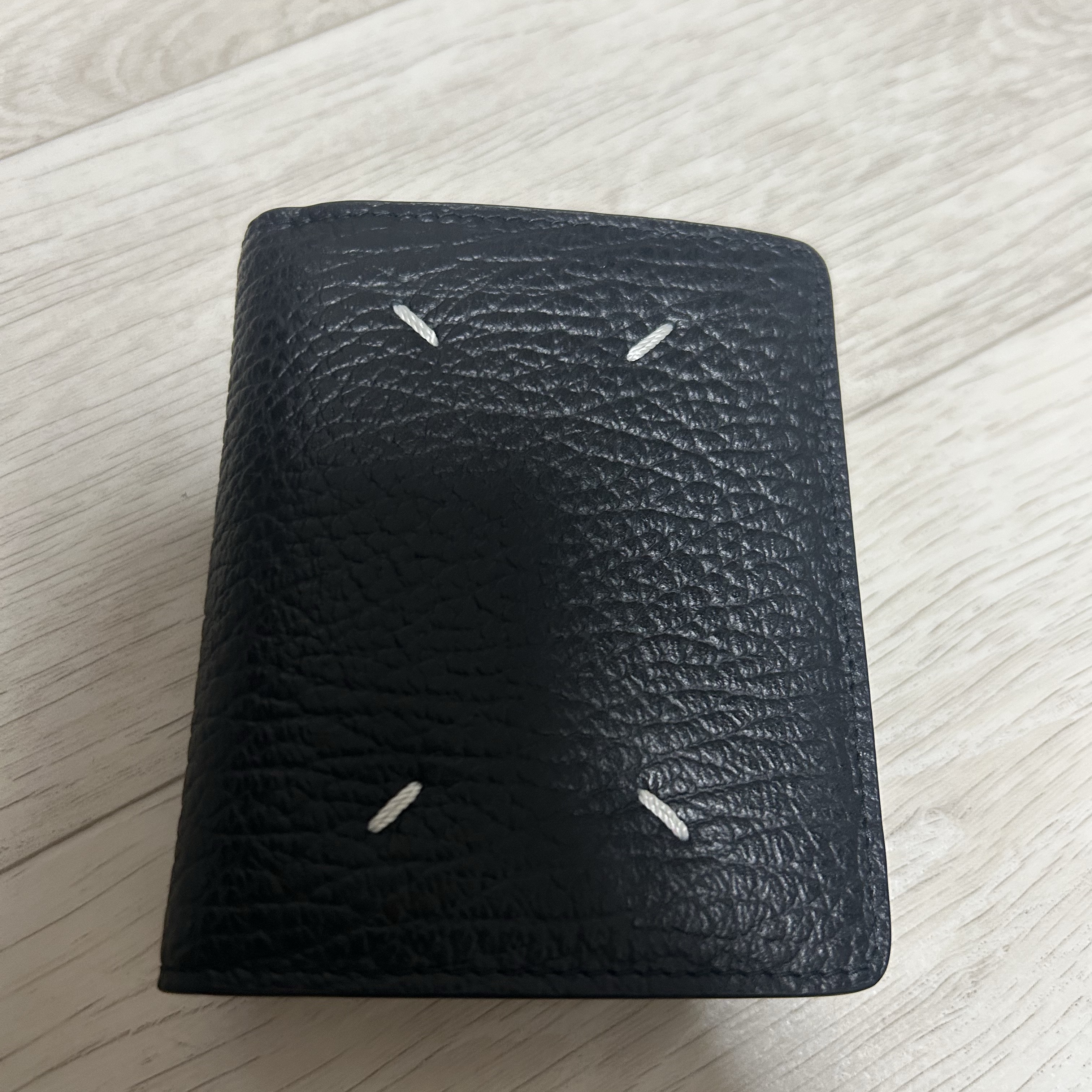 Maison Margiela Compact Bi-Fold Wallet Black 착용 스타일