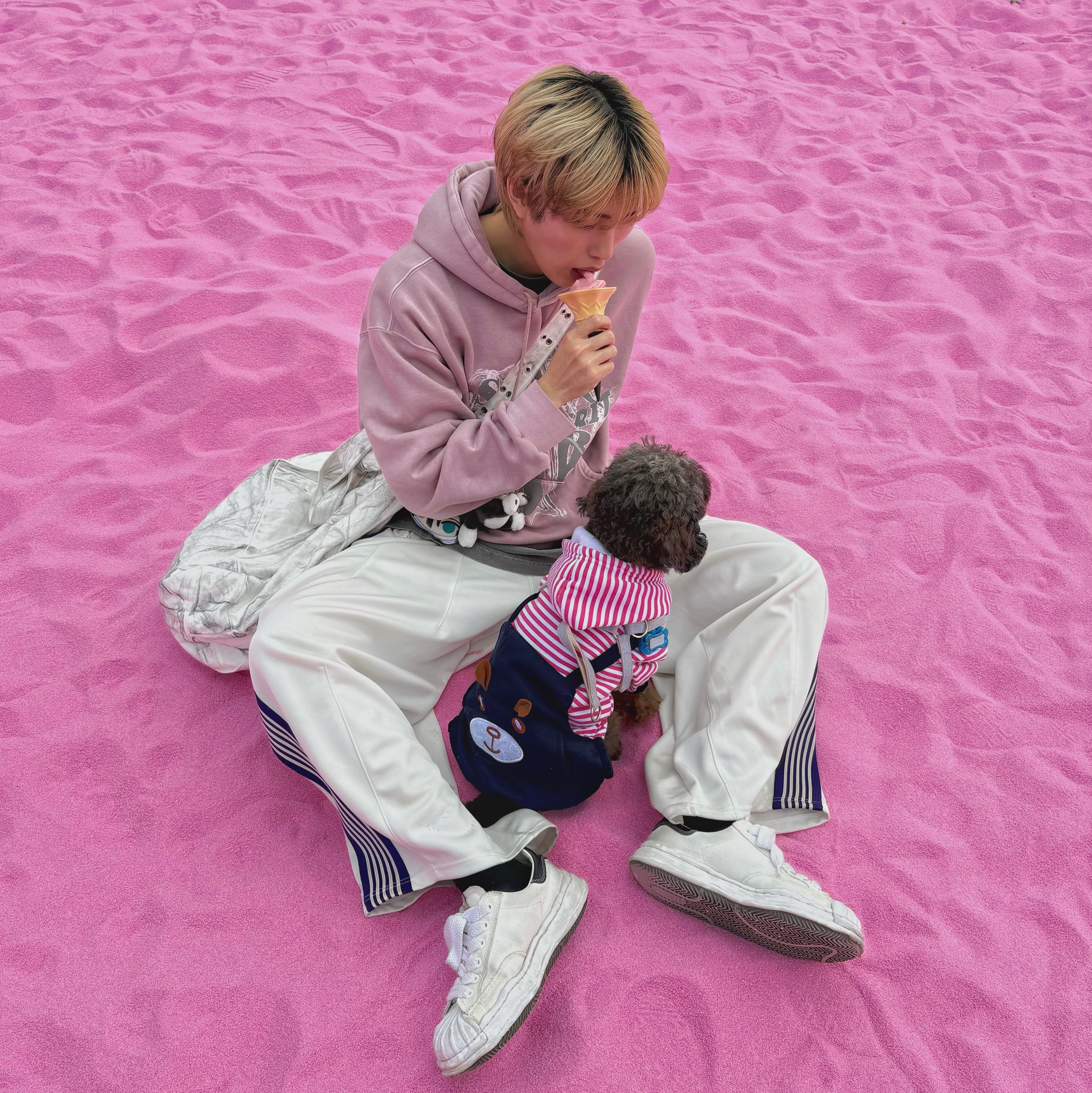 Maison Mihara Yasuhiro Blakey OG Sole Canvas Low-top Sneakers White, Needles H.D. Track Pants Poly Smooth Ice White 착용 스타일 - 1