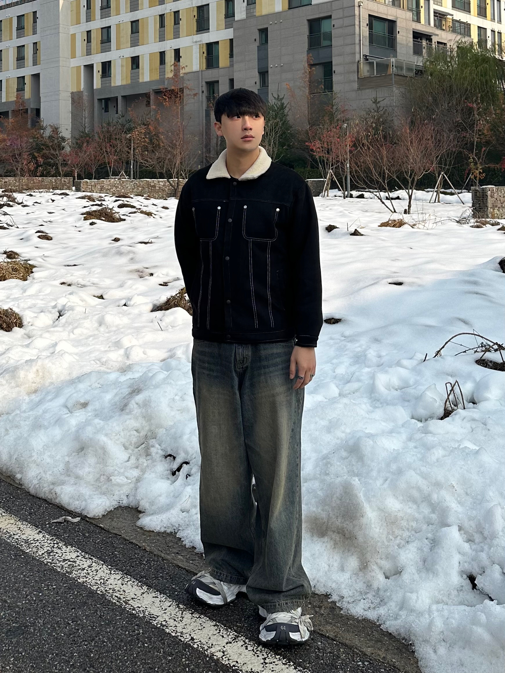 Balenciaga Cargo Sneakers White Grey 착용 스타일 - 1
