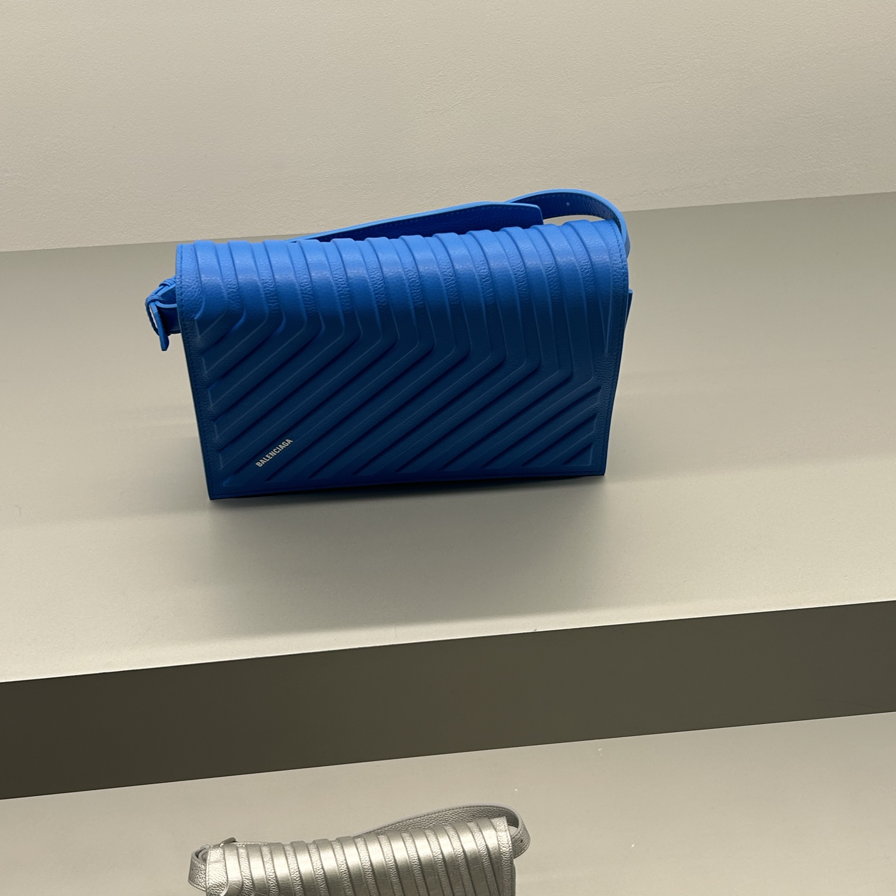 Balenciaga Car Flap Bag with Strap Blue 착용 스타일