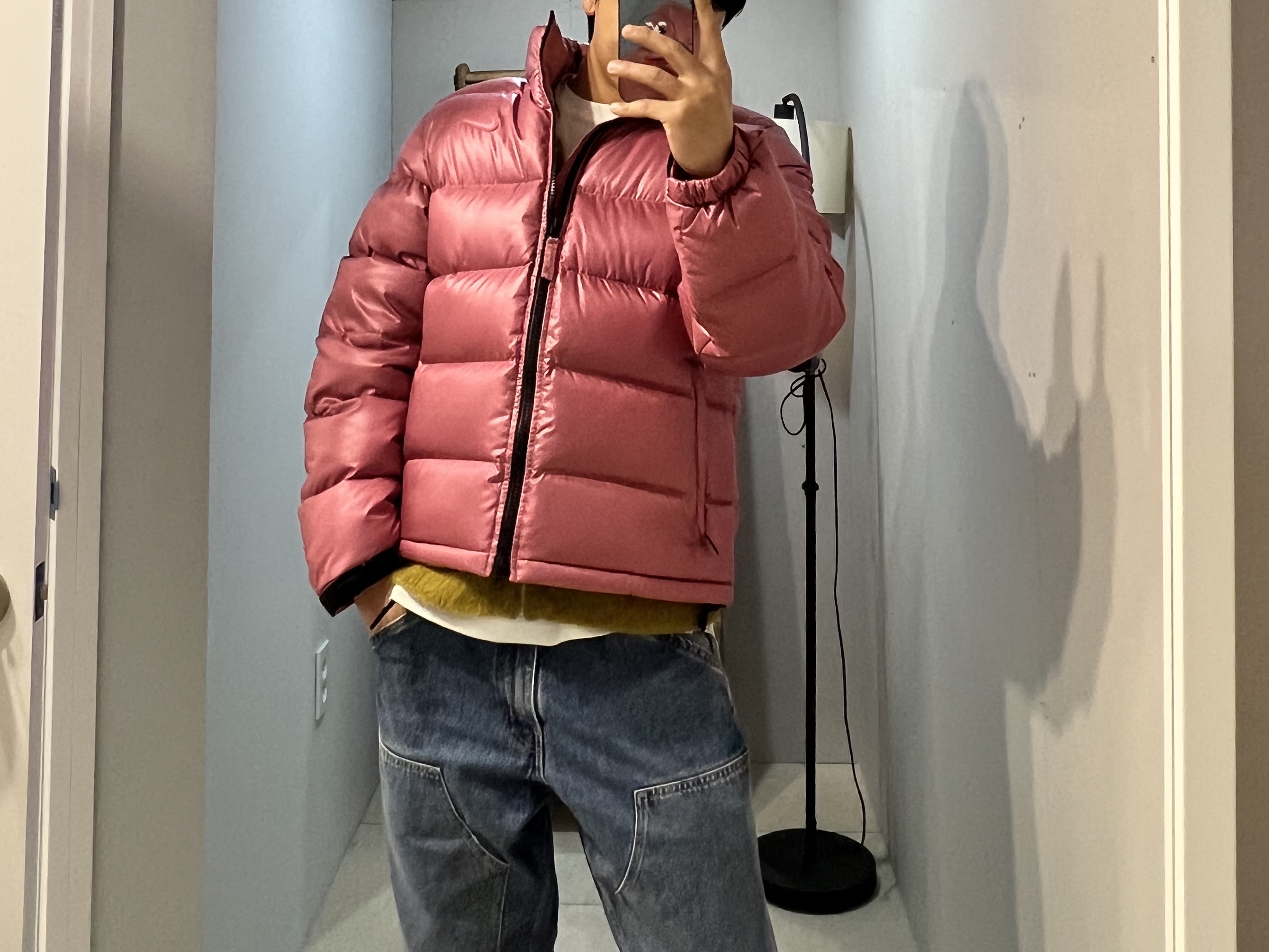 Nike x Drake Nocta Sunset Puffer Jacket Desert Berry Elemental Pink (FN8196-667) 착용 스타일 - 1