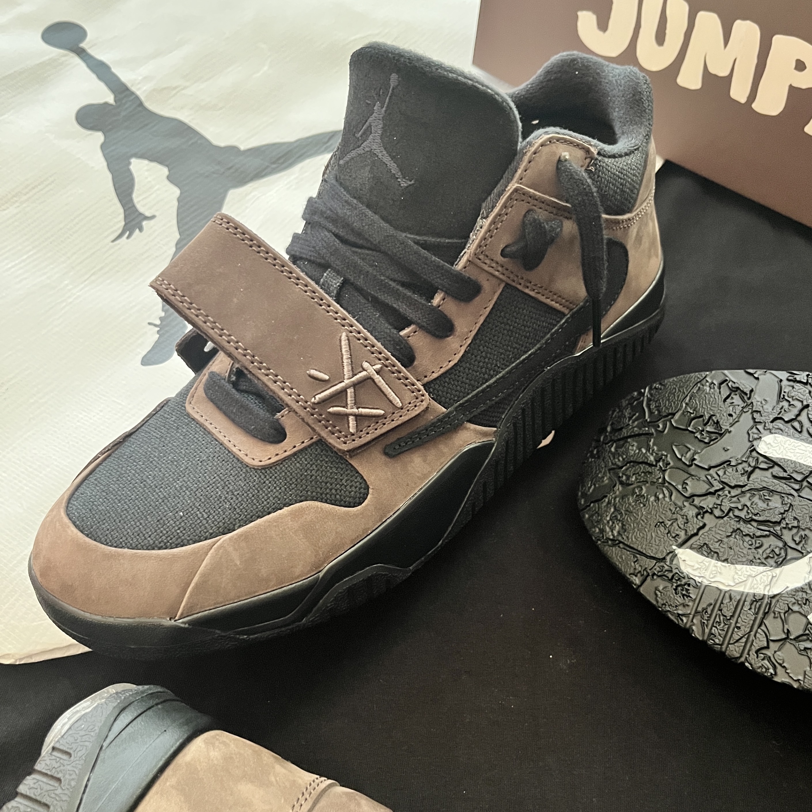 Jordan 1 x Travis Scott Retro Low OG SP Reverse Olive, Jordan x Travis Scott Jumpman Jack TR Black and Dark Mocha 착용 스타일 - 7