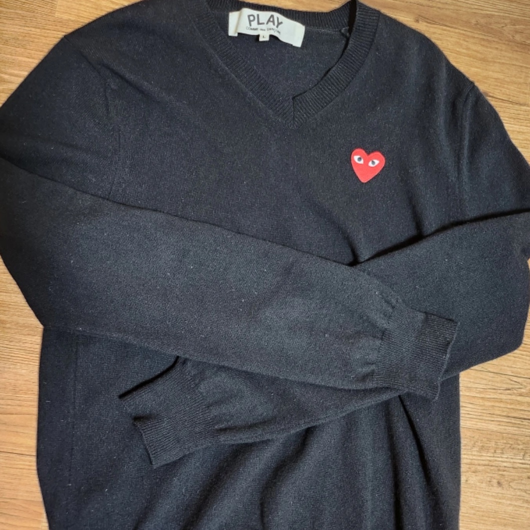 (W) Play Comme des Garcons Red Heart V-Neck Sweater Black 착용 스타일