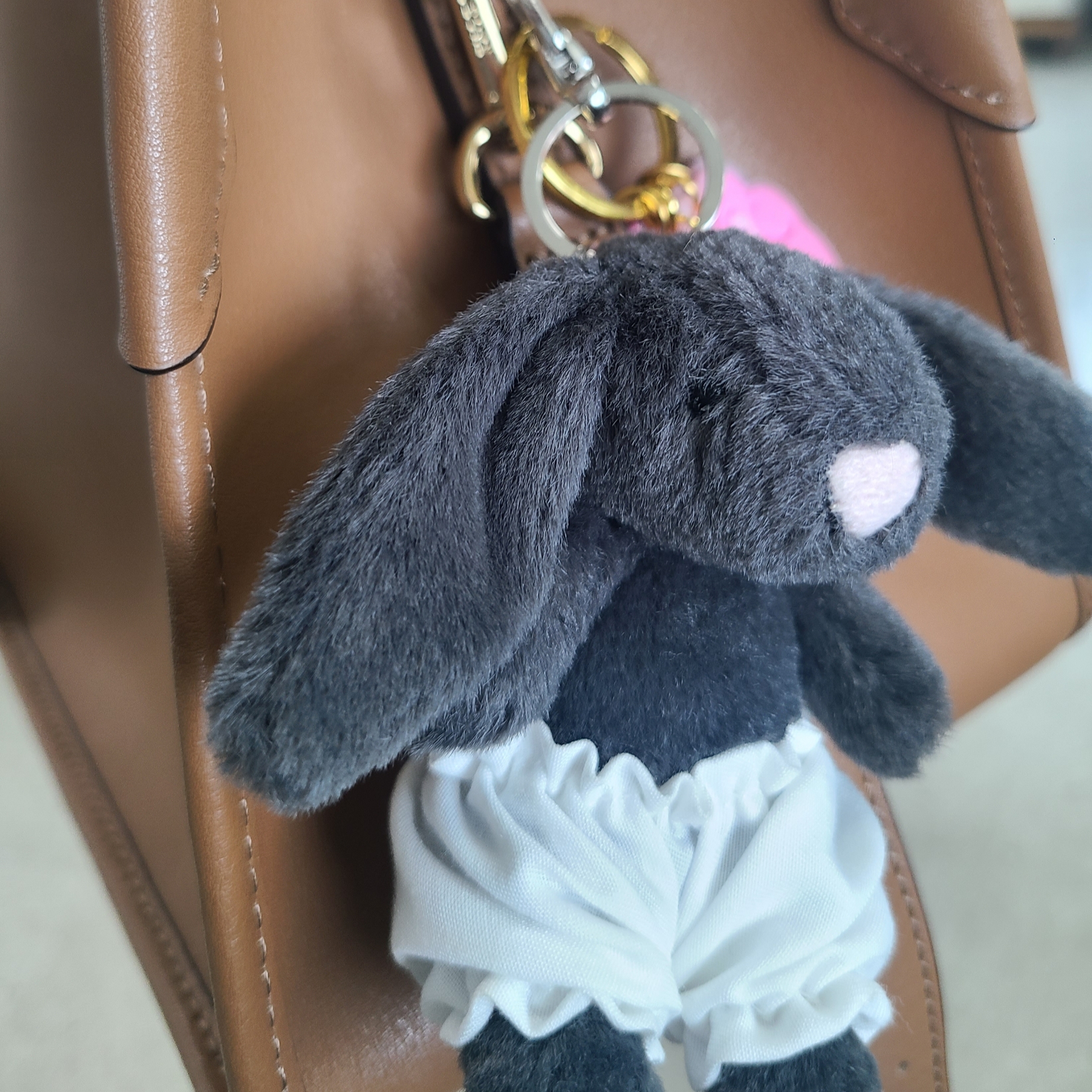 Jellycat Bashful Bunny Bag Charm Ink 착용 스타일