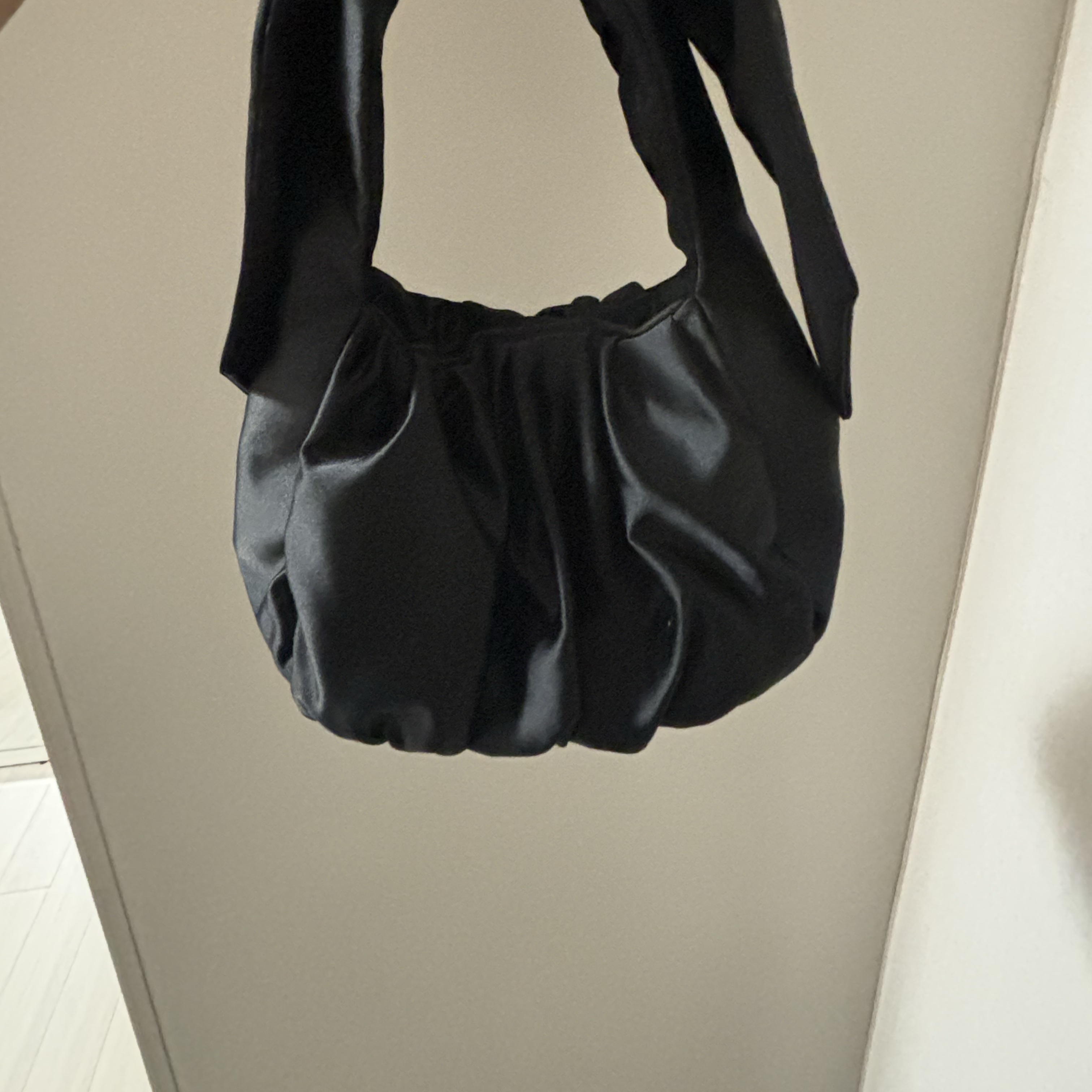 & Other Stories Satin Bow Bag Black 착용 스타일