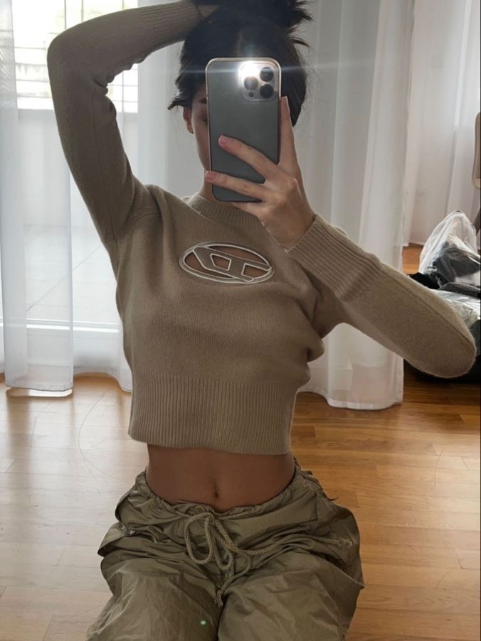 (W) Diesel M-Areesa Jumper with Embroidered Cut-Out Logo Knit Beige, (W) Diesel M-Argaret Jumper Cut-Out Logo Short Sleeve Black 착용 스타일 - 2