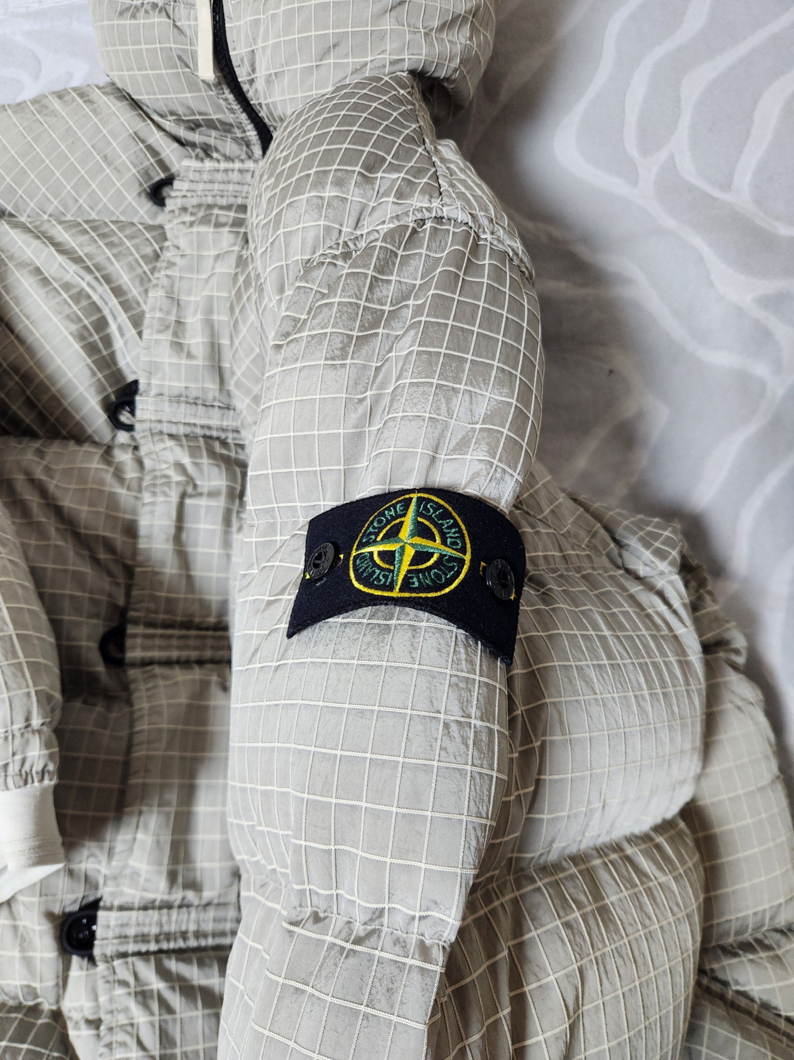Stone Island 71432 Macro Ripstop Nylon Metal in Econyl Regenerated Nylon Down-TC Long Jacket Stucco - 23FW 착용 스타일 - 4