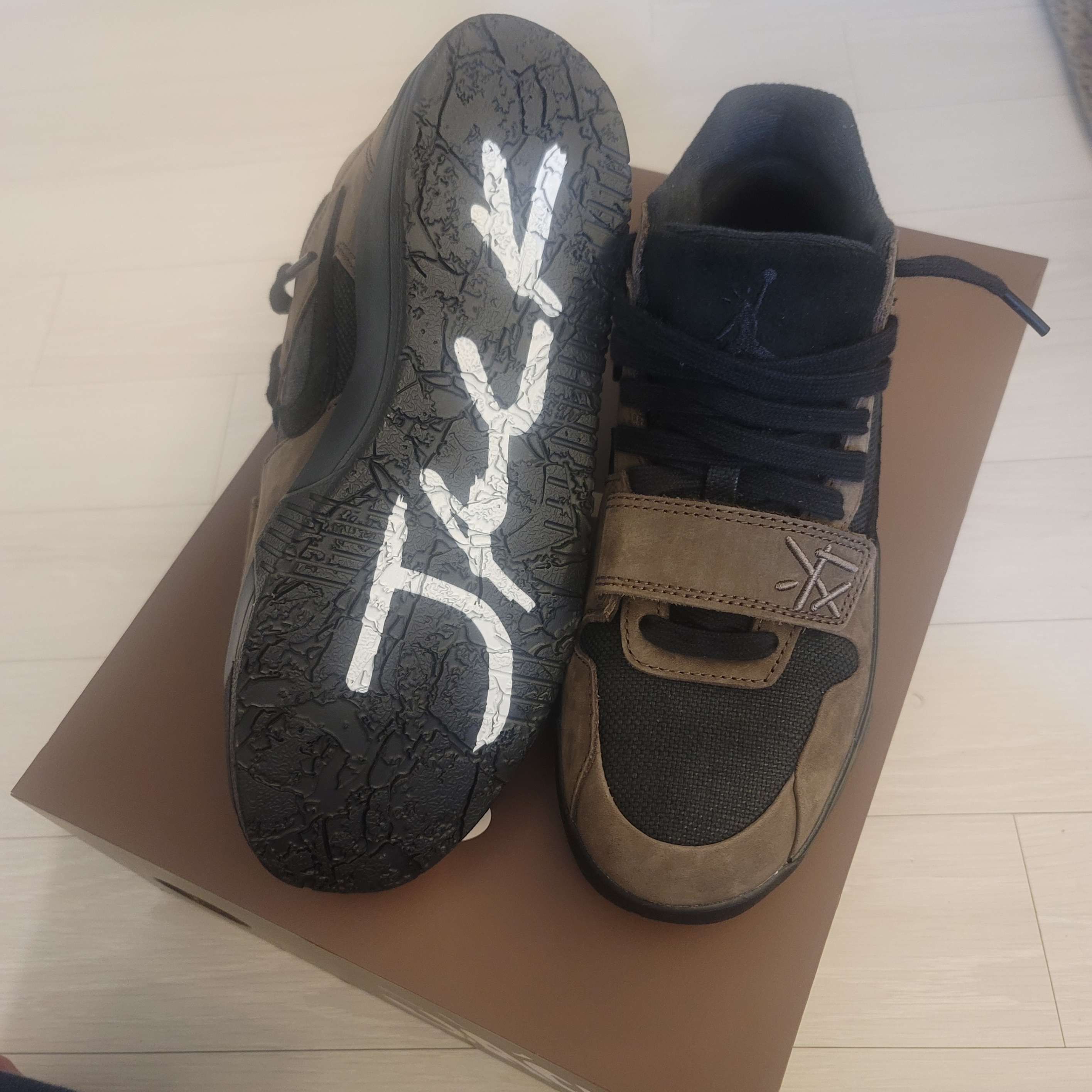 Jordan x Travis Scott Jumpman Jack TR Black and Dark Mocha 착용 스타일 - 2