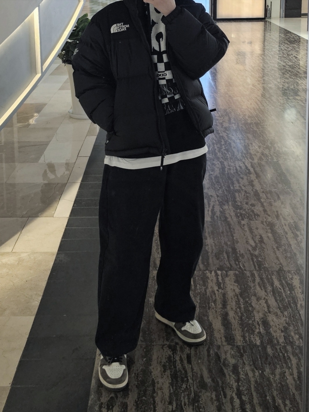 CDG Logo Check Muffler White Black, Jordan 1 x Travis Scott Retro High OG SP Mocha 착용 스타일