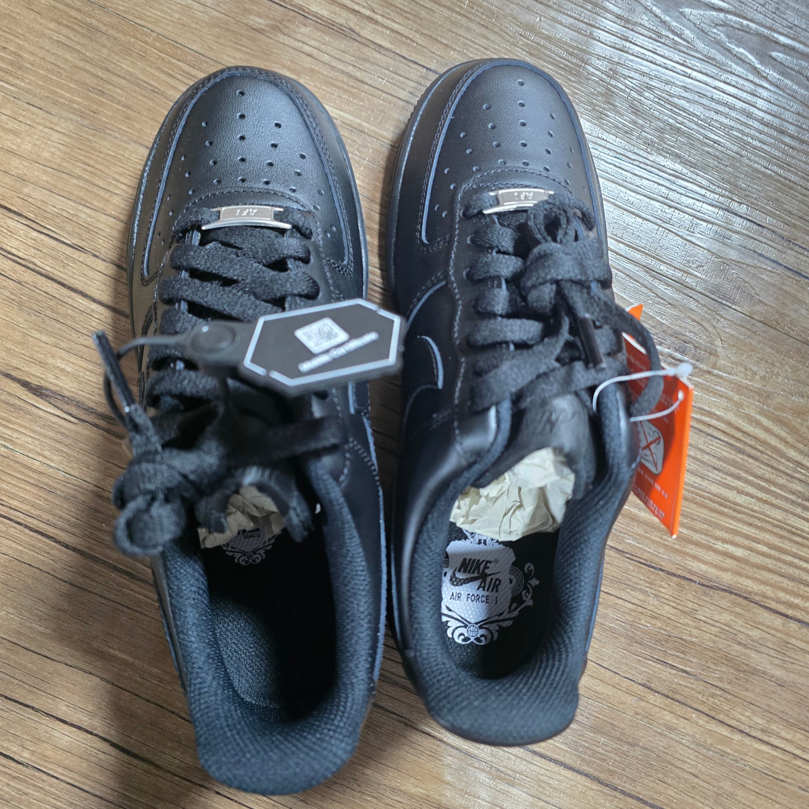 (W) Nike Air Force 1 '07 Low Triple Black 착용 스타일 - 3