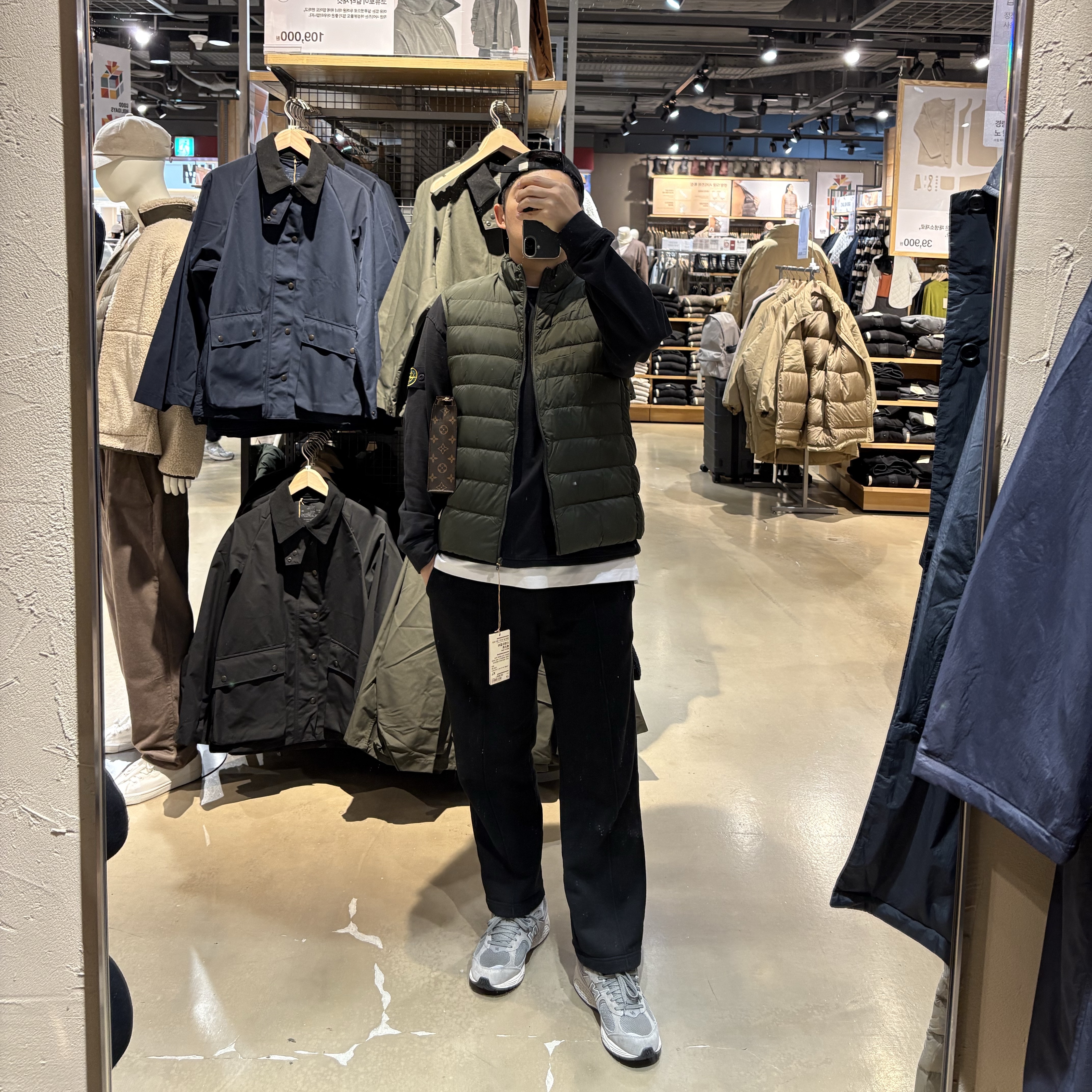 Stone Island 64450 Long Sleeve Crewneck Sweatshirt Black - 21SS, Louis Vuitton Toiletry Pouch 26 Monogram 착용 스타일