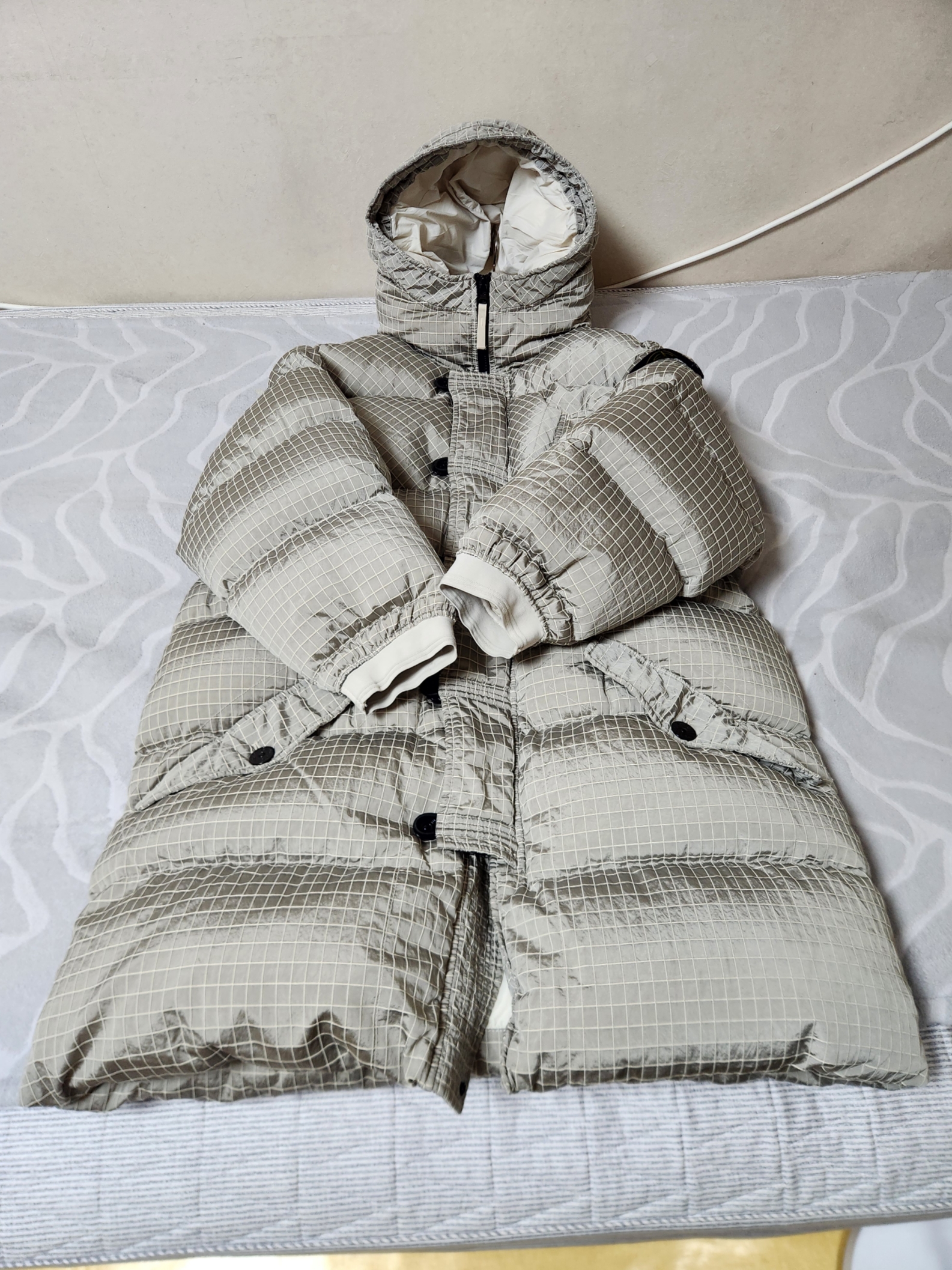 Stone Island 71432 Macro Ripstop Nylon Metal in Econyl Regenerated Nylon Down-TC Long Jacket Stucco - 23FW 착용 스타일 - 1