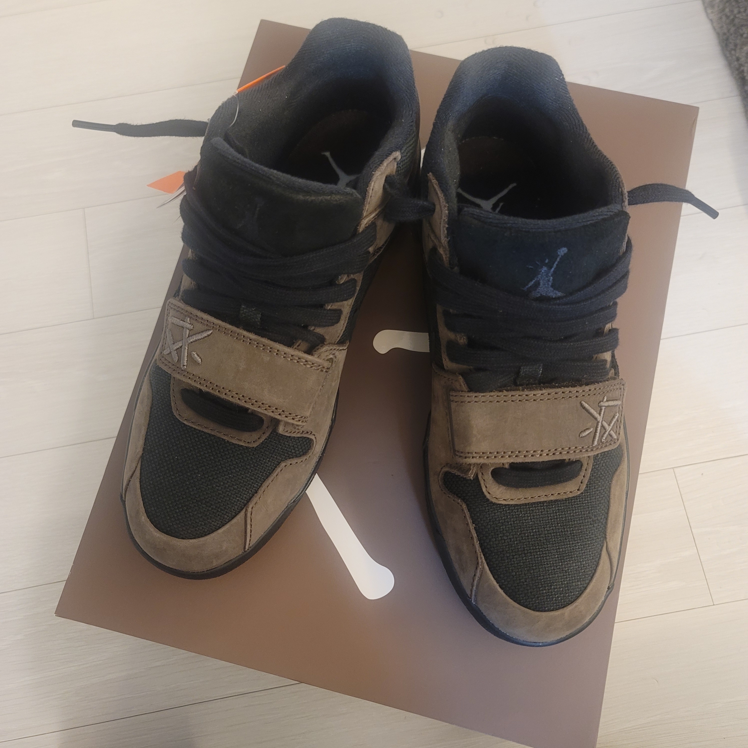 Jordan x Travis Scott Jumpman Jack TR Black and Dark Mocha 착용 스타일 - 3