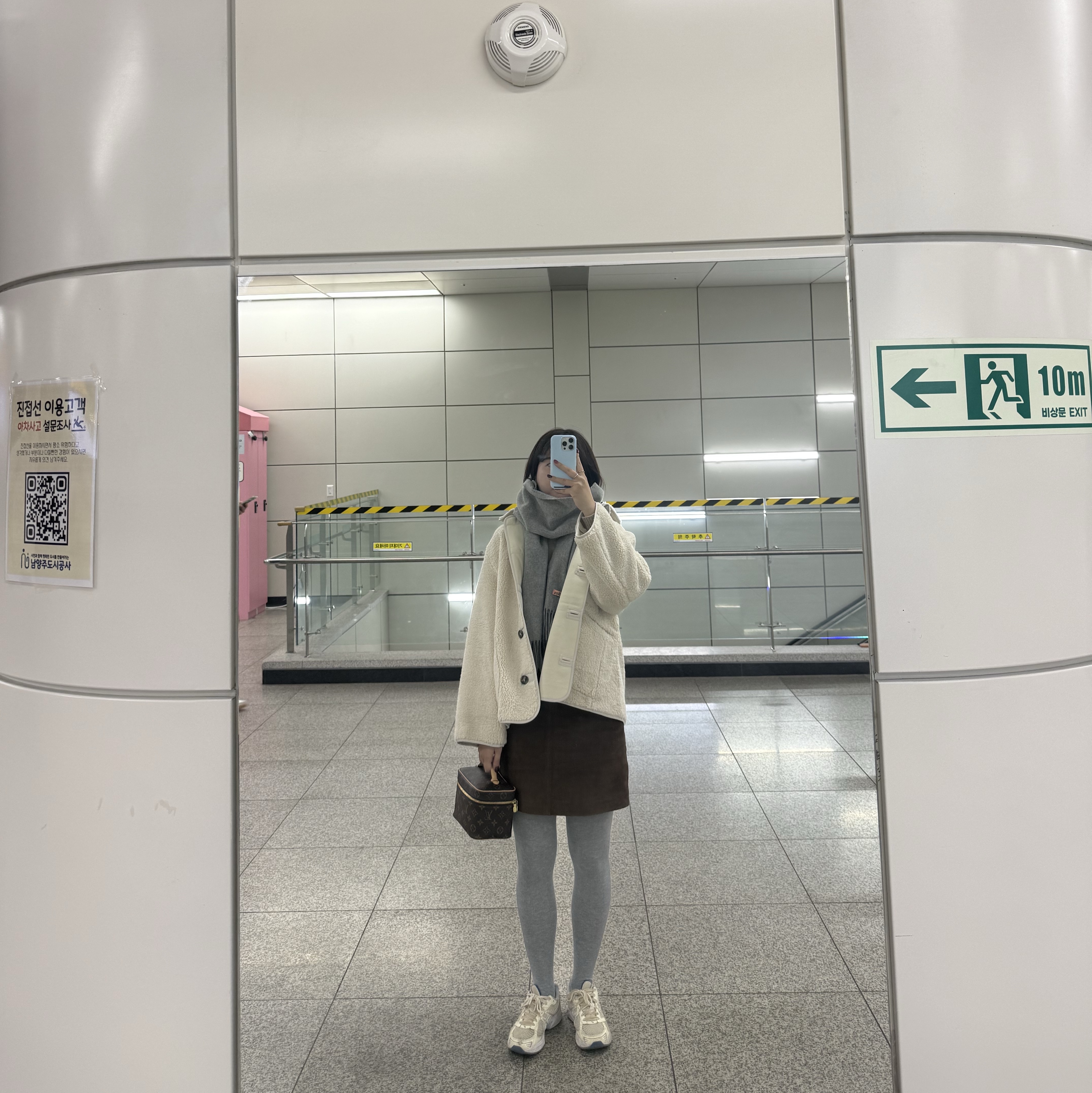 Acne Studios Narrow Wool Fringe Muffler Grey Melange, Louis Vuitton Nice Mini Toiletry Pouch Monogram 착용 스타일
