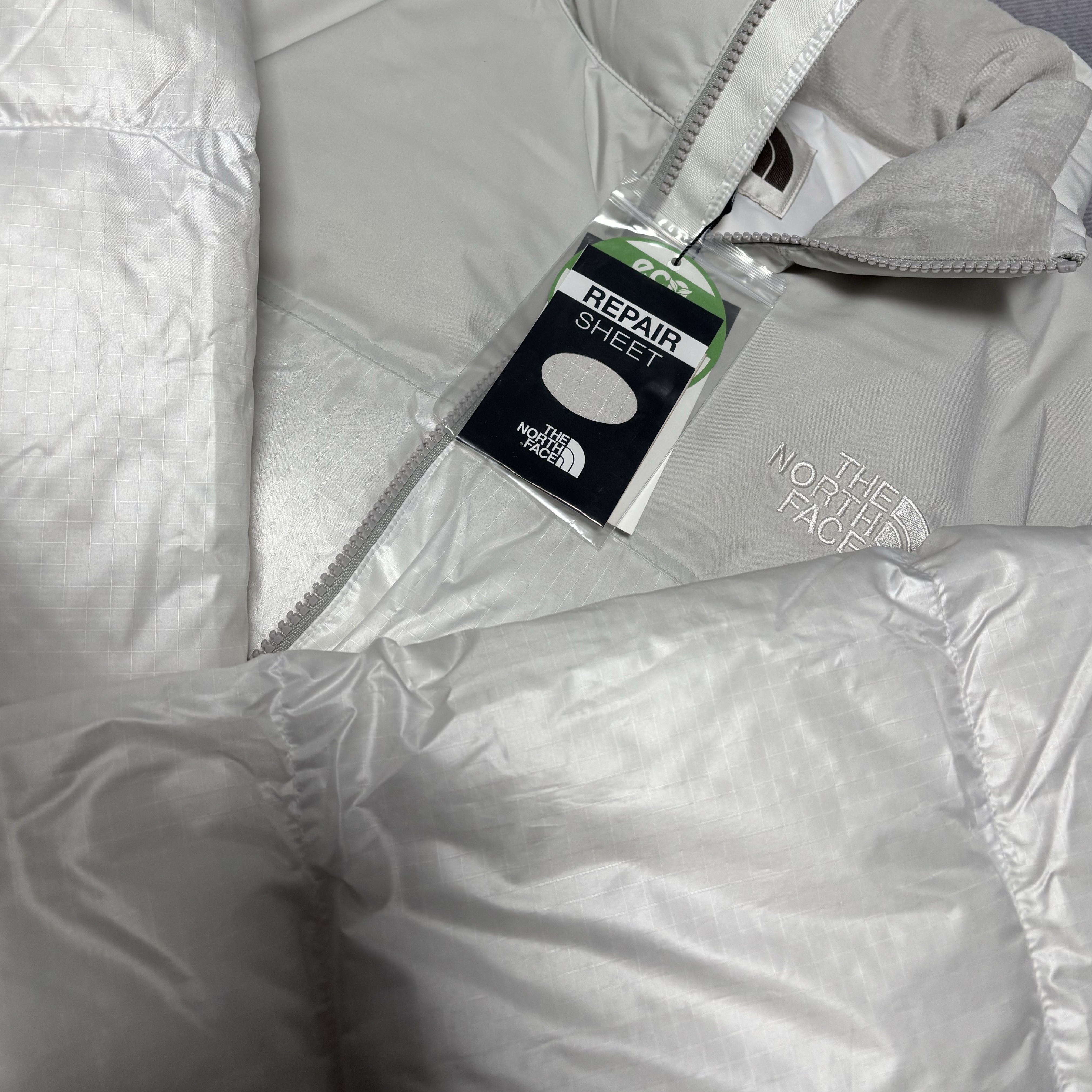 (W) The North Face White Label Novelty Nuptse Down Jacket Ice Gray 착용 스타일