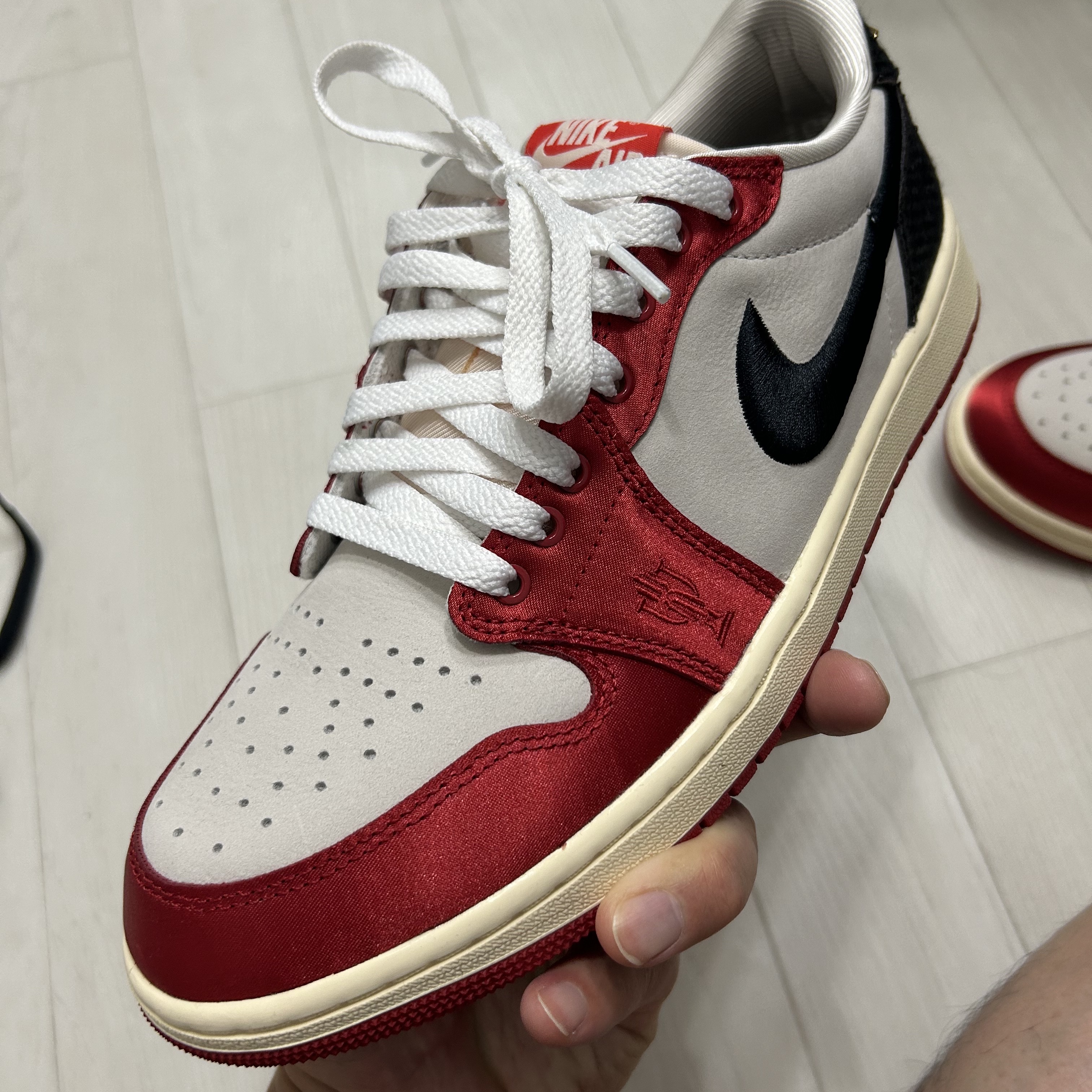Jordan 1 x Trophy Room Retro Low OG SP Sail Varsity Red 착용 스타일 - 2