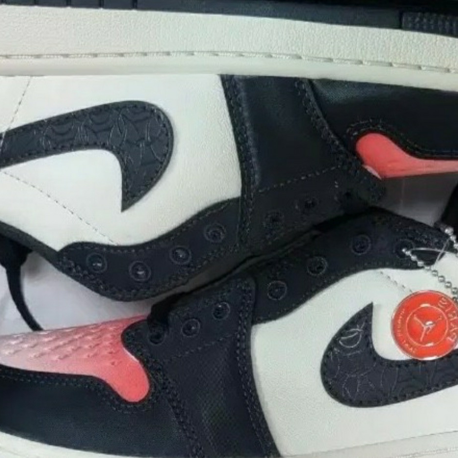 Jordan 1 x Paris Saint-Germain Retro Low OG Sail and Off Noir 착용 스타일