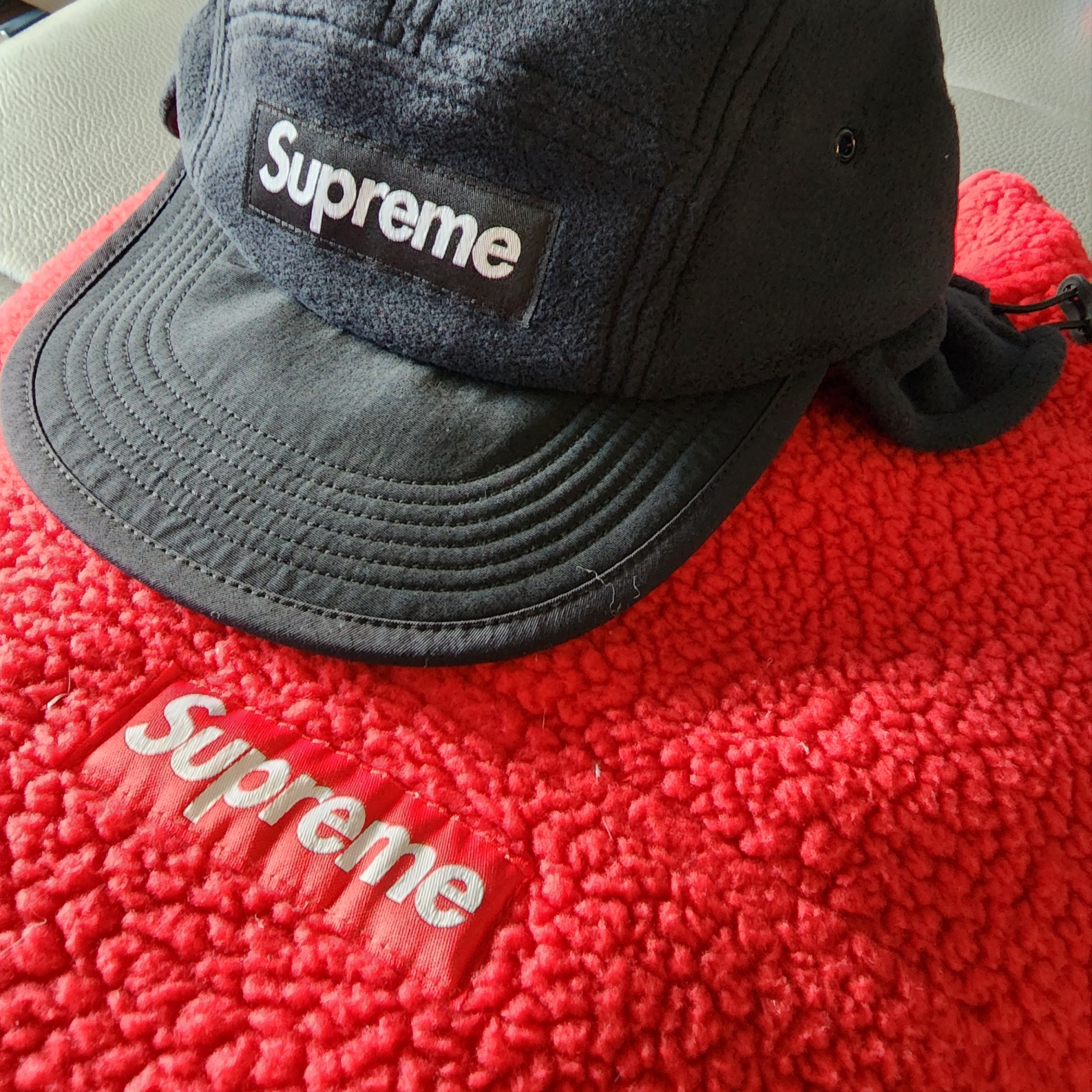 Supreme Polartec Earflap Camp Cap Black - 24FW, Supreme Polartec Shearling Reversible Pullover Red - 23FW 착용 스타일 - 1