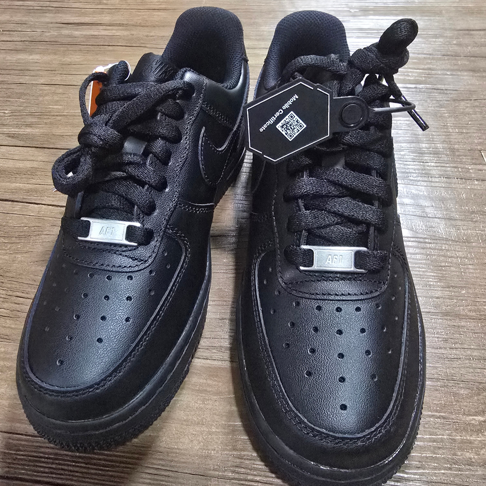 (W) Nike Air Force 1 '07 Low Triple Black 착용 스타일 - 2