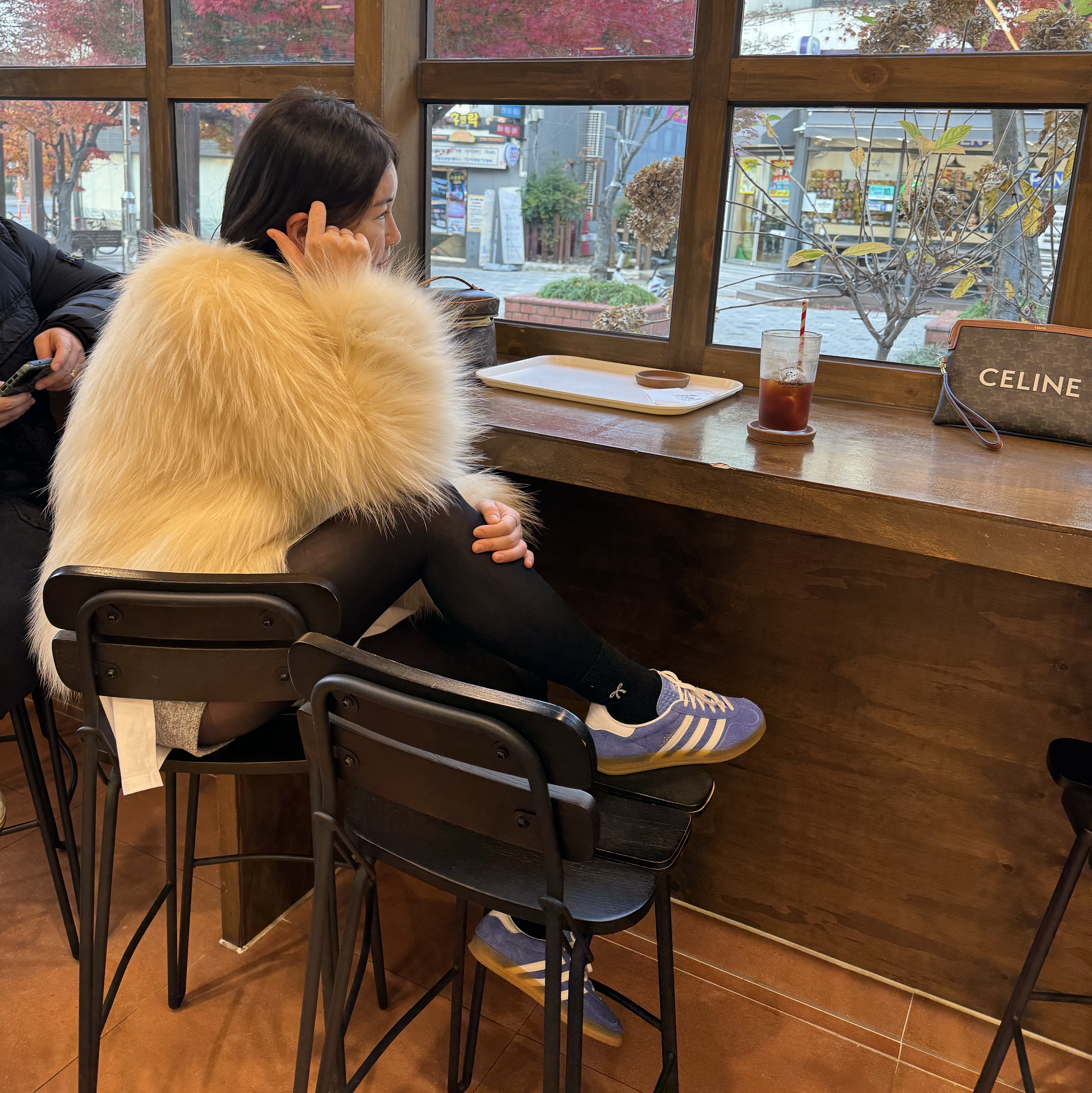 (W) Adidas Gazelle Indoor Blue Fusion Cloud White 착용 스타일
