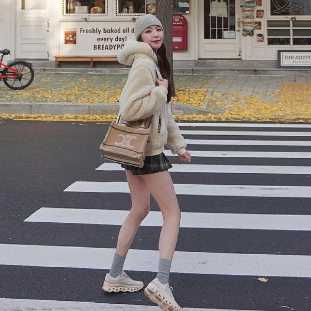 (W) On Running Cloudmonster Moon Fawn 착용 스타일 - 2