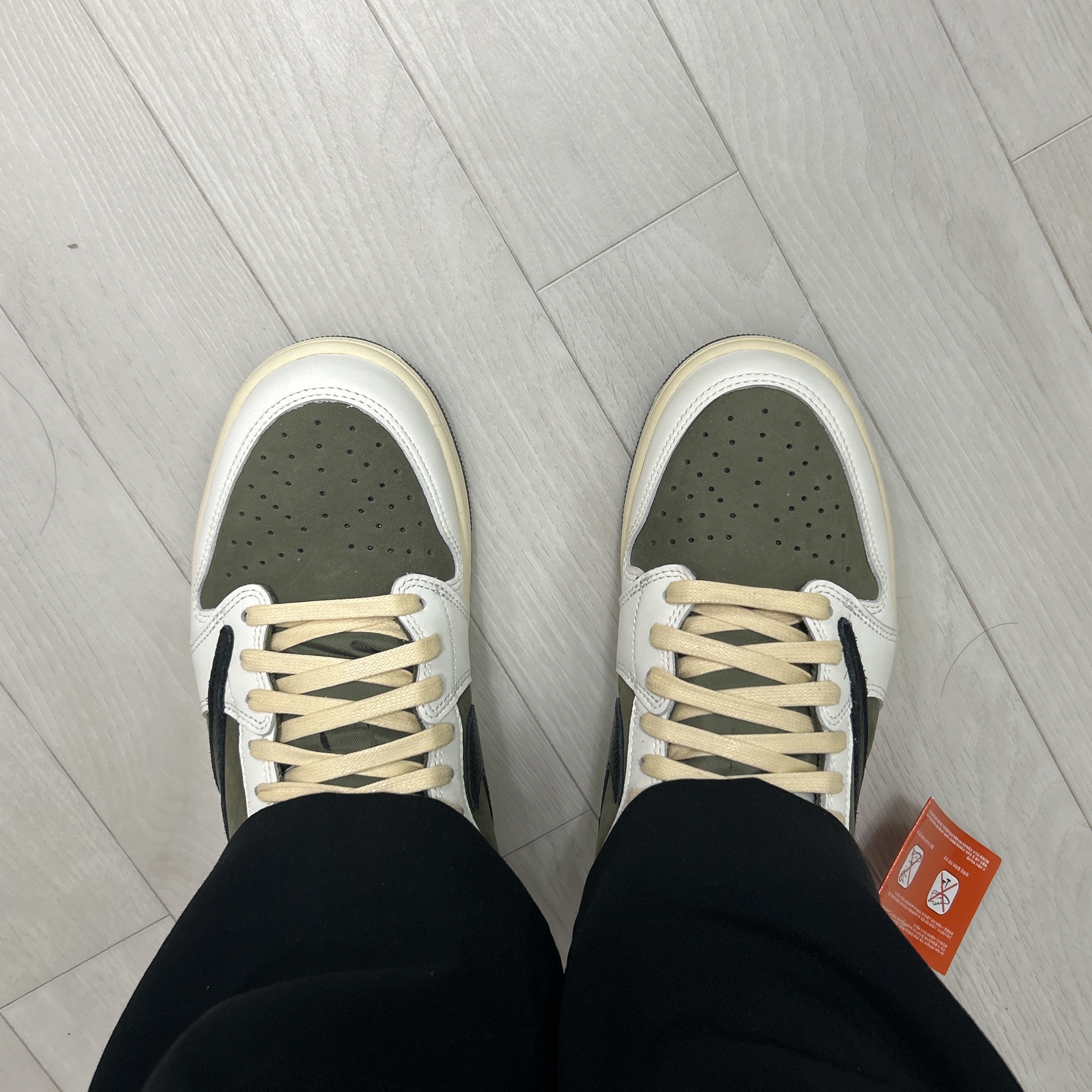 Jordan 1 x Travis Scott Retro Low OG SP Reverse Olive 착용 스타일 - 7