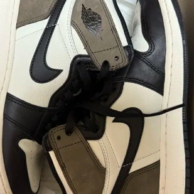 Jordan 1 Retro High OG Black Mocha 착용 스타일