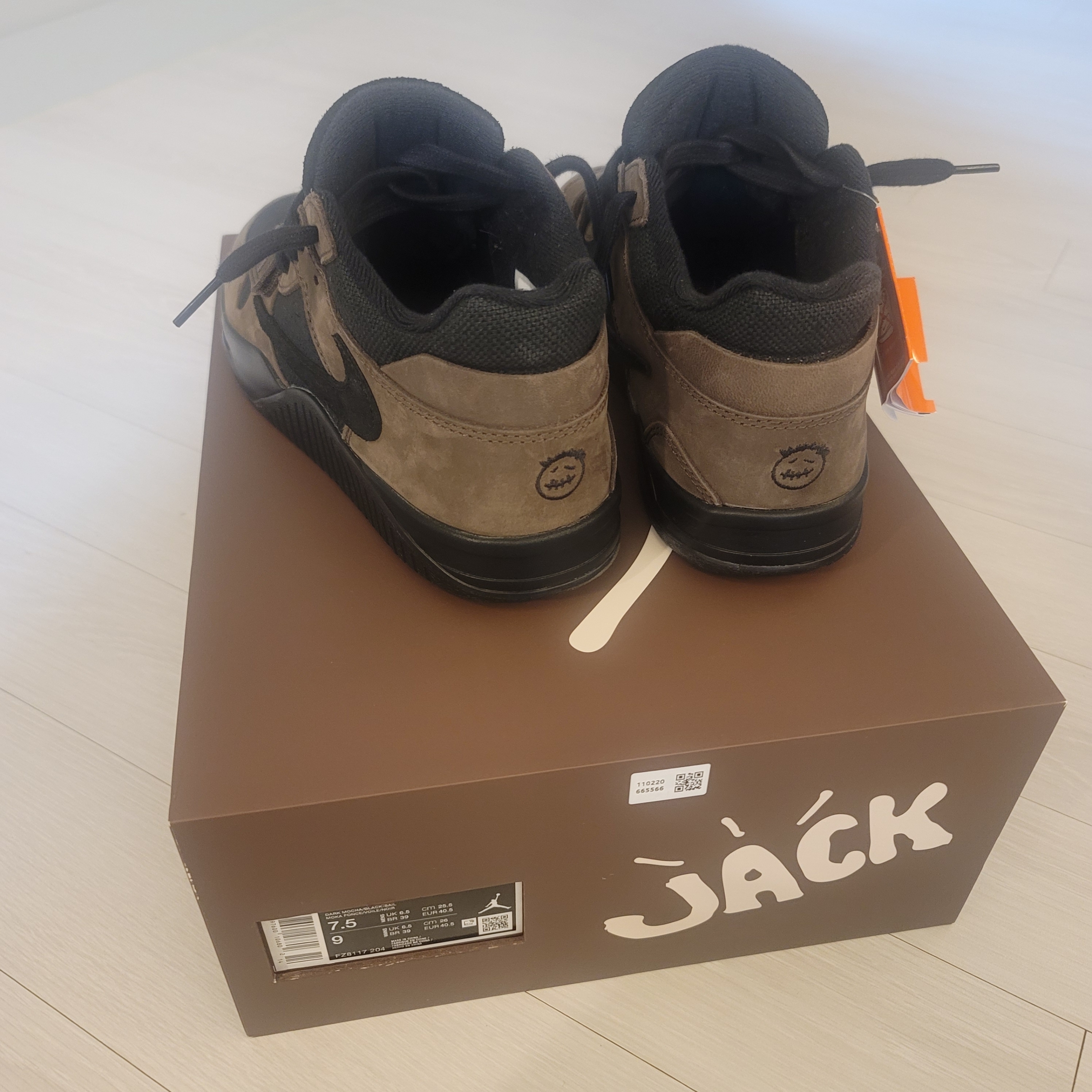 Jordan x Travis Scott Jumpman Jack TR Black and Dark Mocha 착용 스타일 - 7