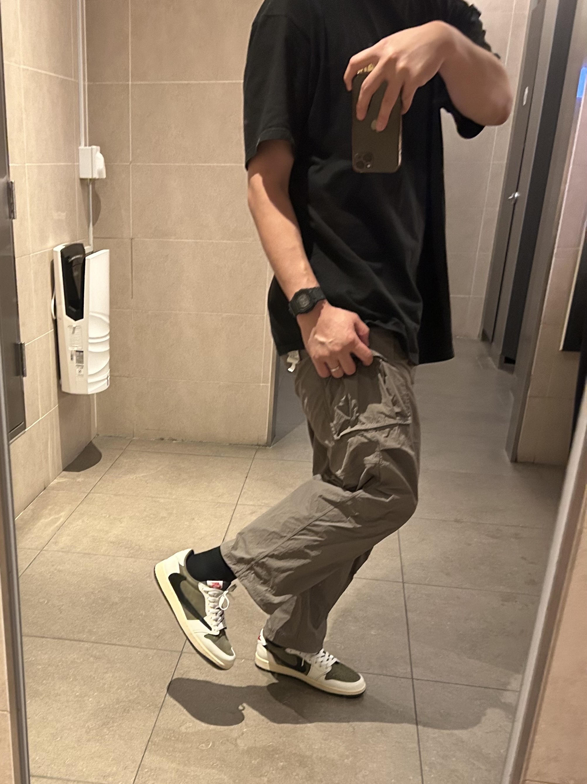 Jordan 1 x Travis Scott Retro Low OG SP Reverse Olive 착용 스타일 - 3