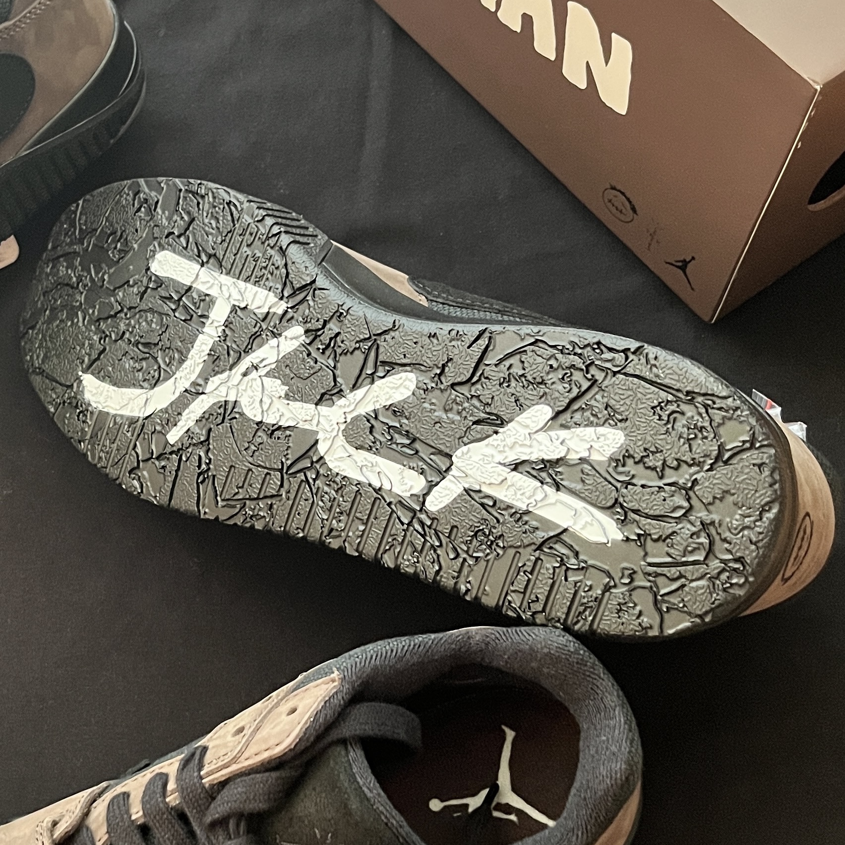 Jordan 1 x Travis Scott Retro Low OG SP Reverse Olive, Jordan x Travis Scott Jumpman Jack TR Black and Dark Mocha 착용 스타일 - 8