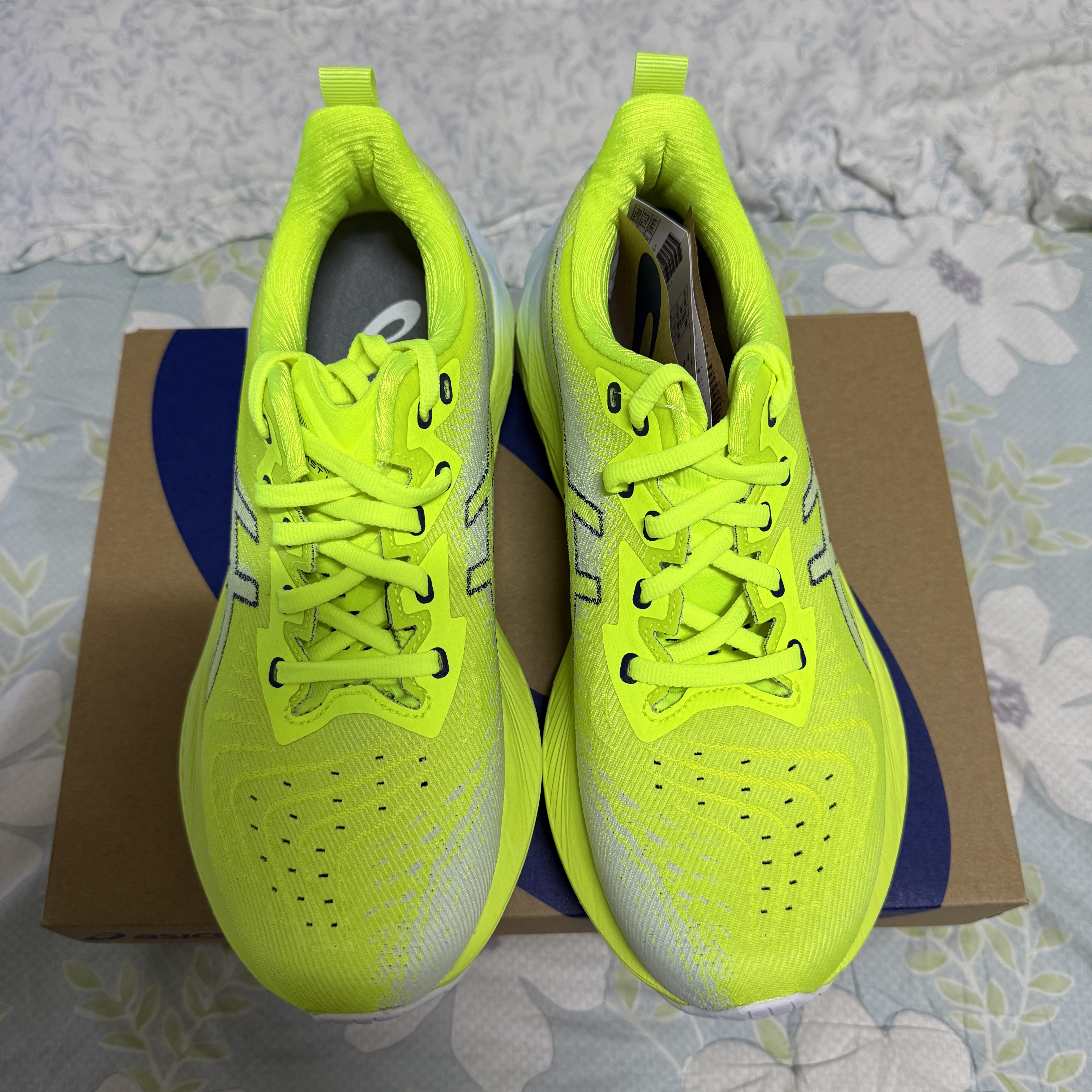 Asics Novablast 4 Safety Yellow Cool Grey 착용 스타일 - 1