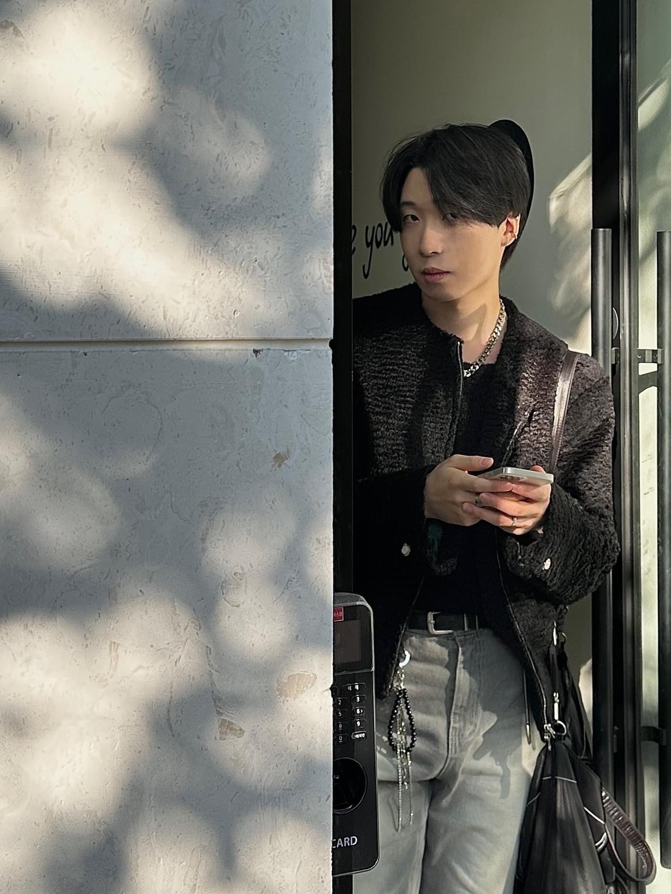 Matin Kim Big Coating Tote Bag Black, Nike Air Force 1 '07 Low Triple Black 착용 스타일 - 3