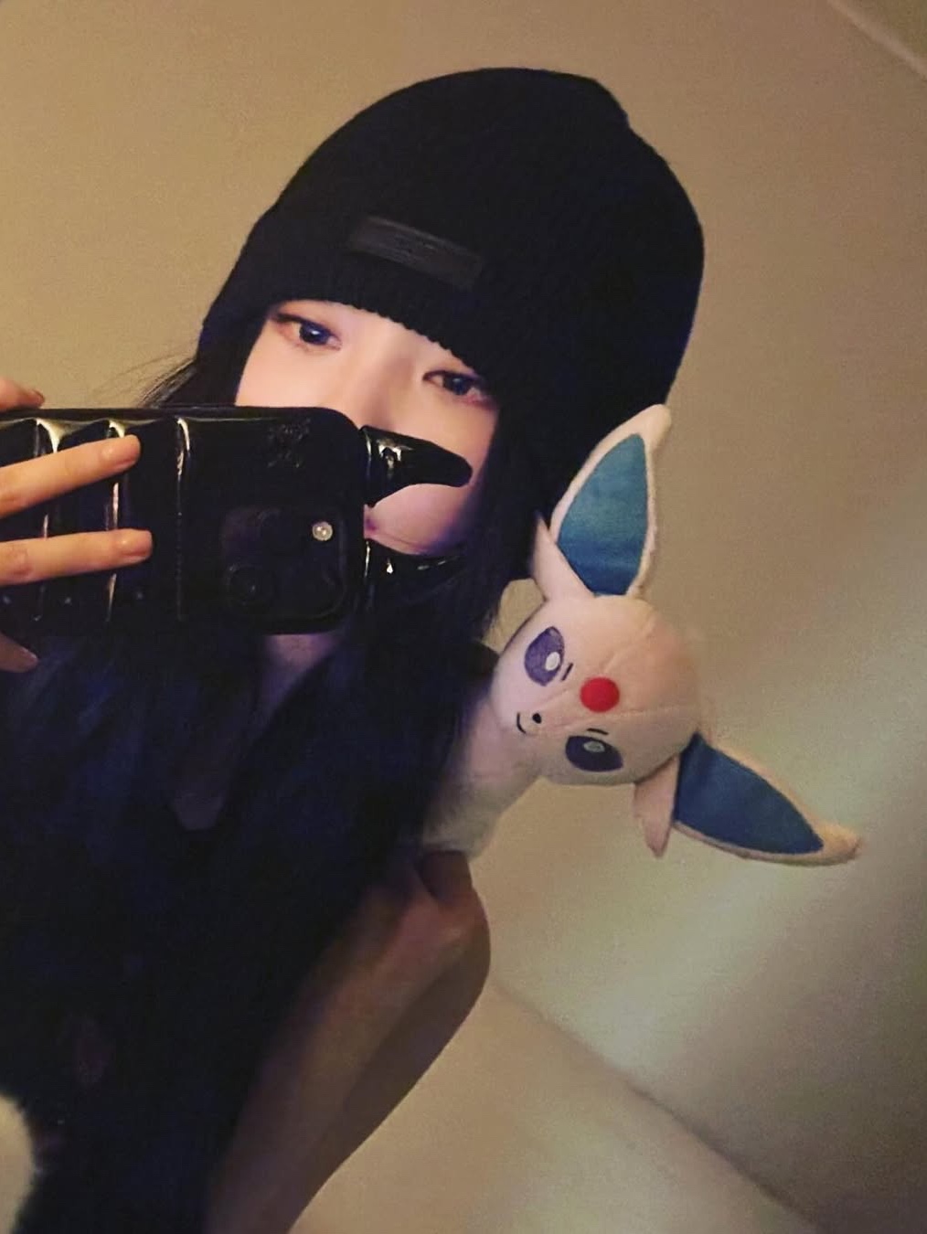 Thug Club TC Emblem Basic Beanie White, Supreme Overdyed Beanie Black 착용 스타일 - 5