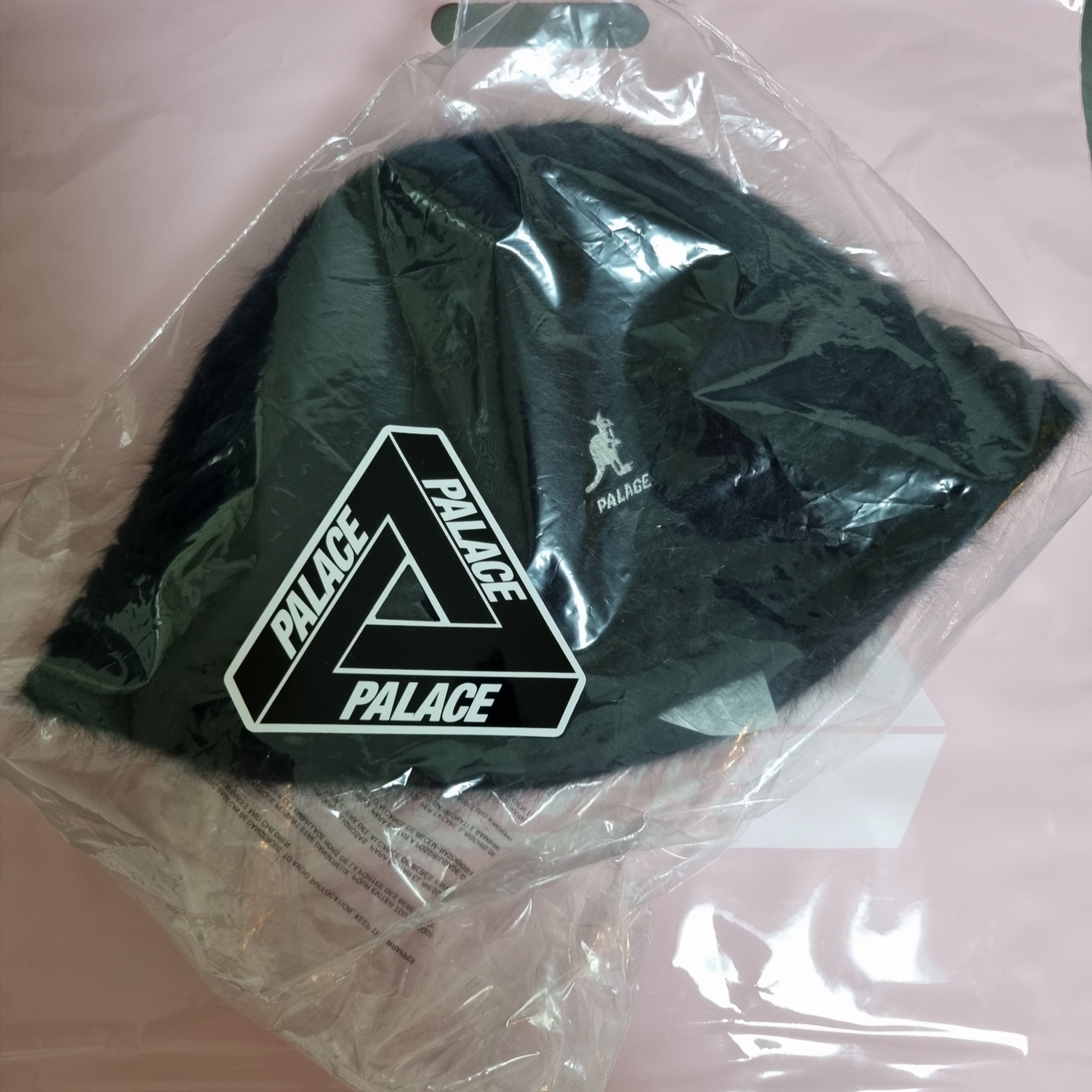 Palace x Kangol Furgora Black - 24FW 착용 스타일 - 2