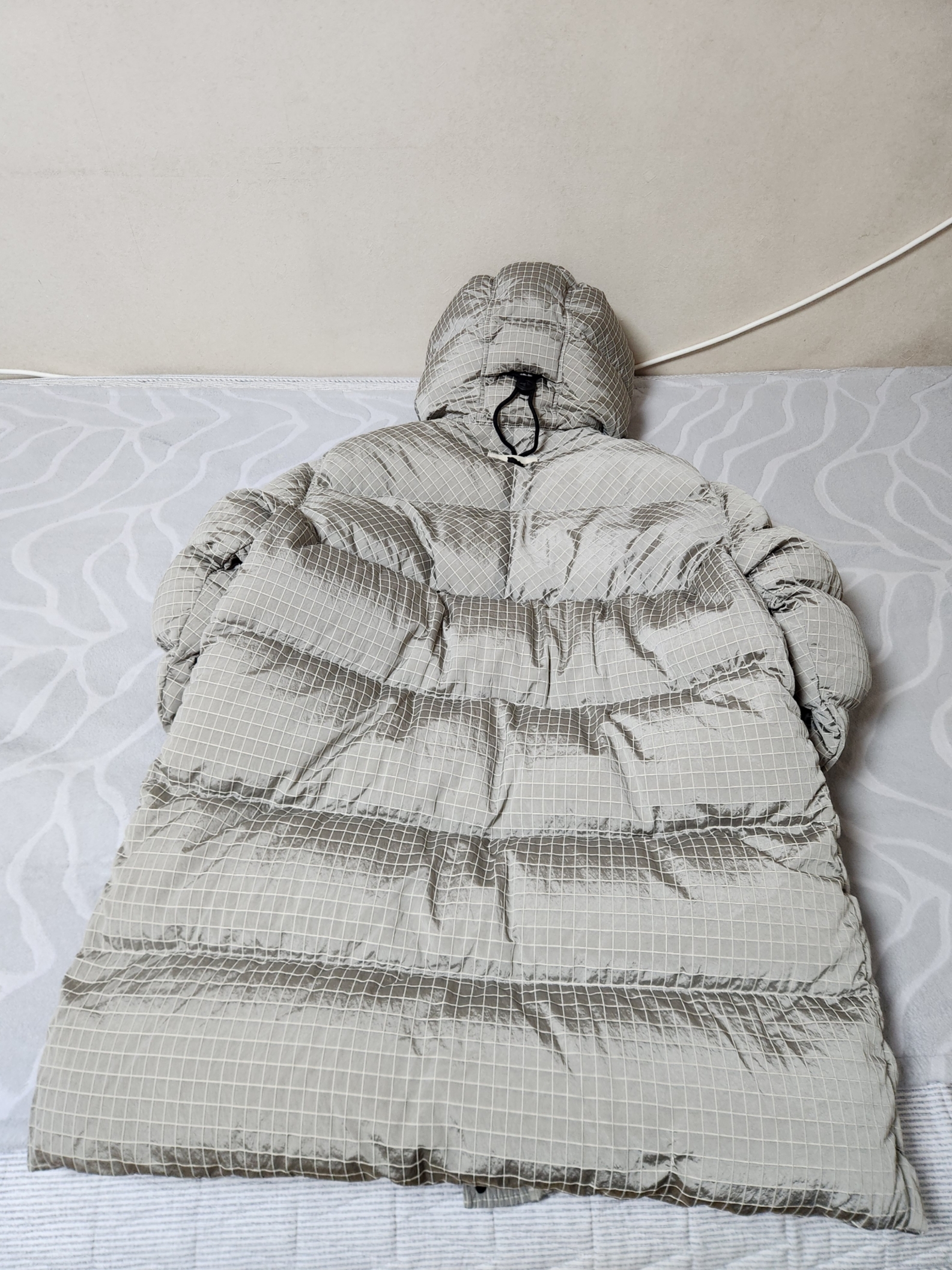 Stone Island 71432 Macro Ripstop Nylon Metal in Econyl Regenerated Nylon Down-TC Long Jacket Stucco - 23FW 착용 스타일 - 3