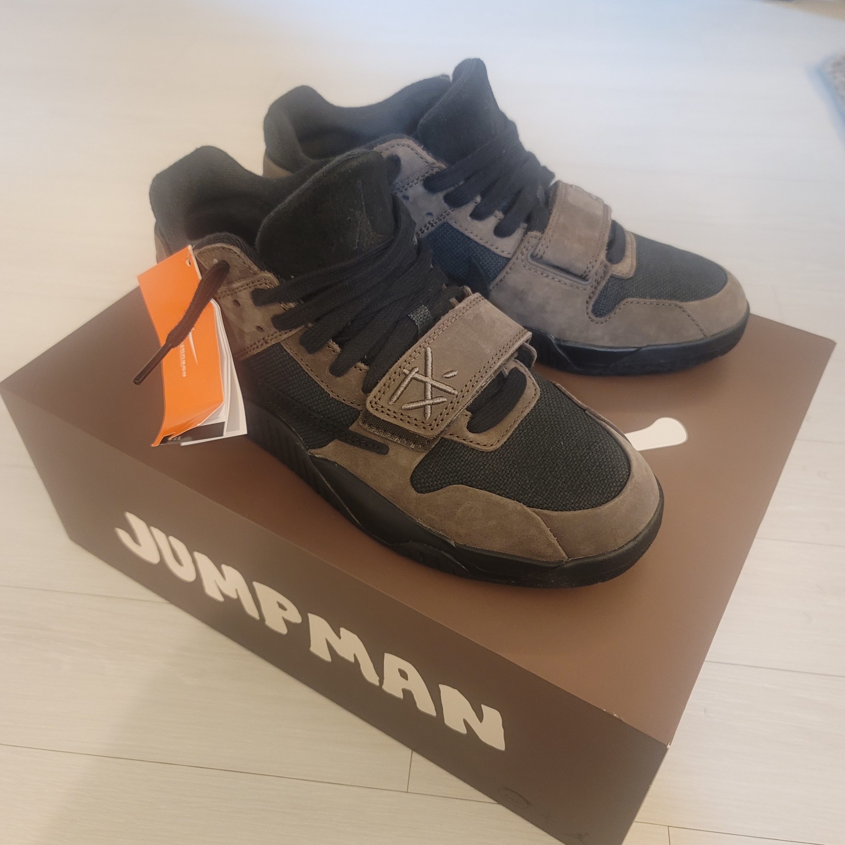Jordan x Travis Scott Jumpman Jack TR Black and Dark Mocha 착용 스타일 - 4